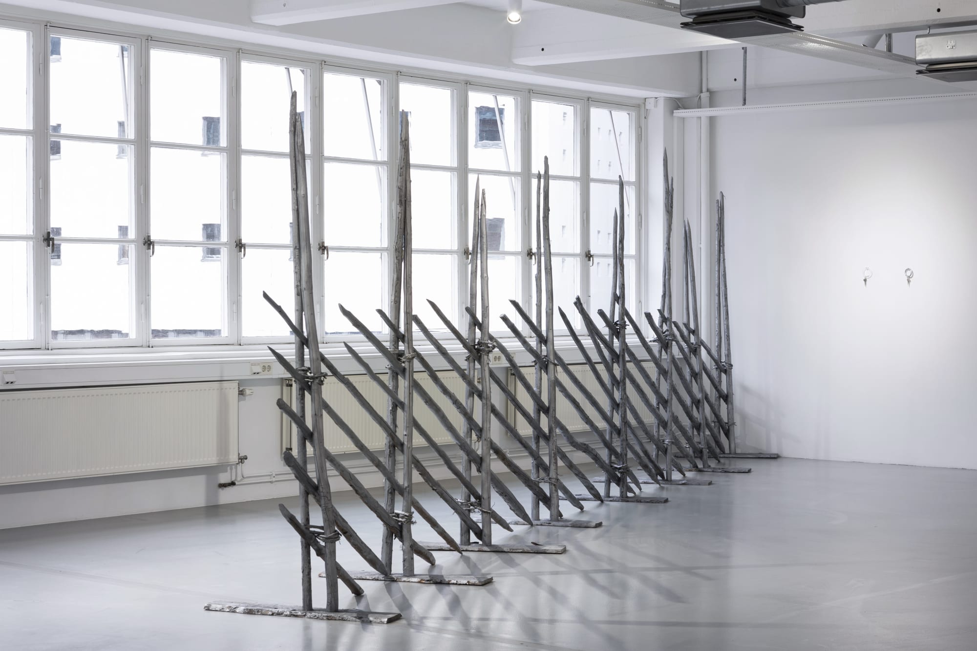 Installation view, Isa Andersson, Vatten finns i skopan bakom dörrn, 2024, Galleri Duerr. Photo: Giulia Cairone.