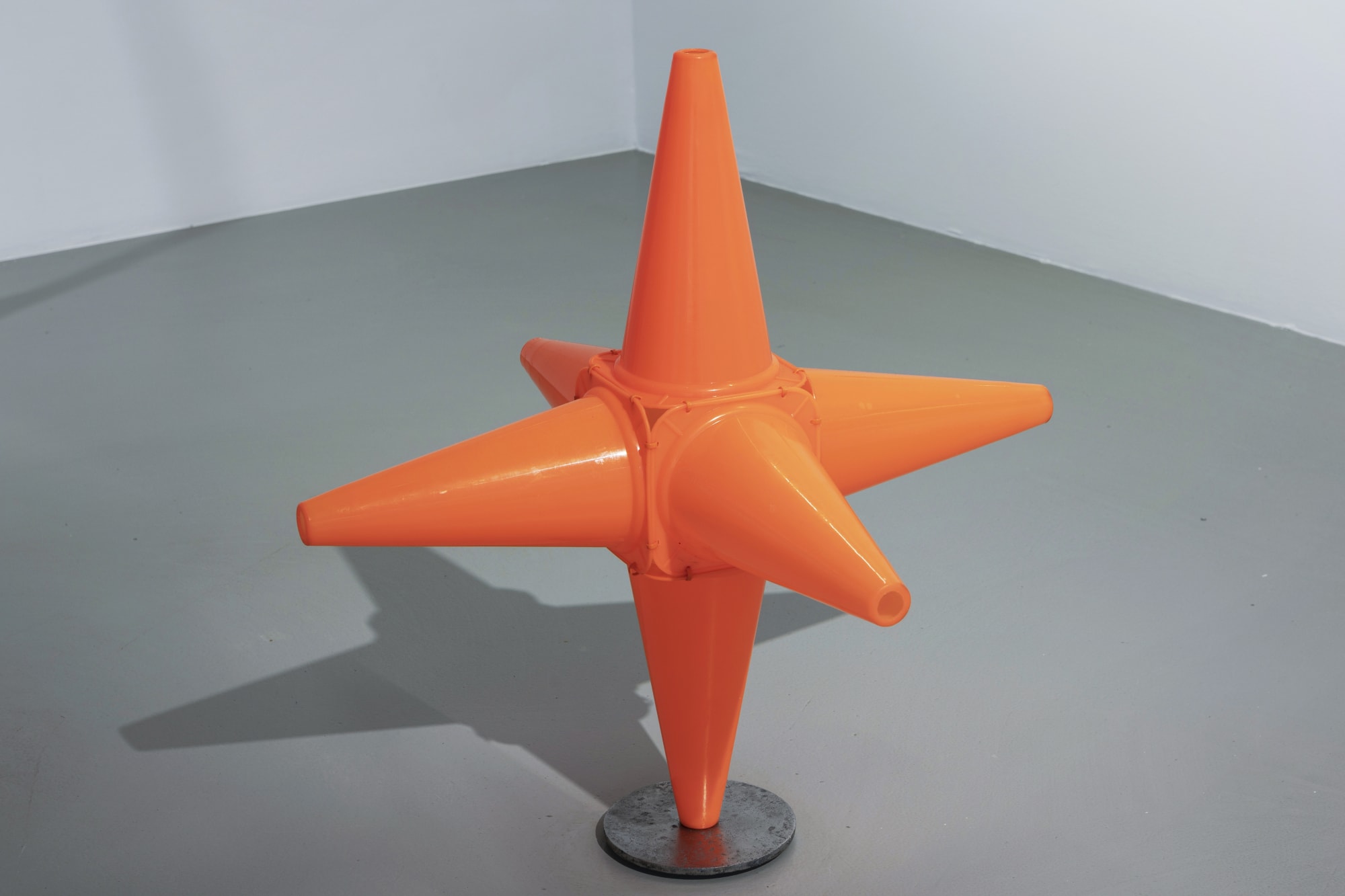 Installation view, Isa Andersson, Vatten finns i skopan bakom dörrn, 2024, Galleri Duerr. Photo: Giulia Cairone.