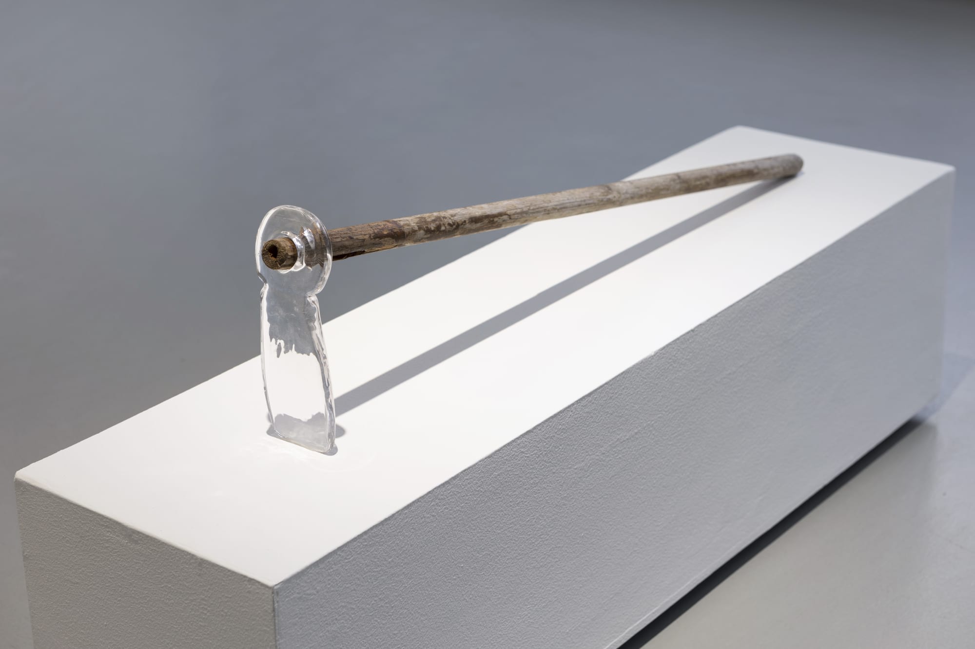 Installation view, Isa Andersson, Vatten finns i skopan bakom dörrn, 2024, Galleri Duerr. Photo: Giulia Cairone.