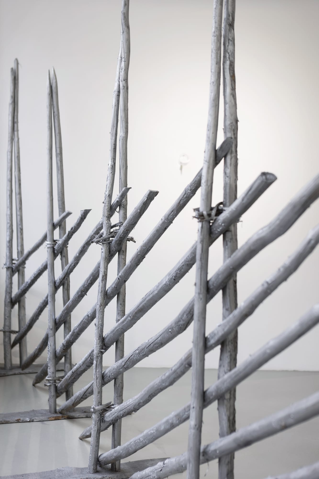 Installation view, Isa Andersson, Vatten finns i skopan bakom dörrn, 2024, Galleri Duerr. Photo: Giulia Cairone.