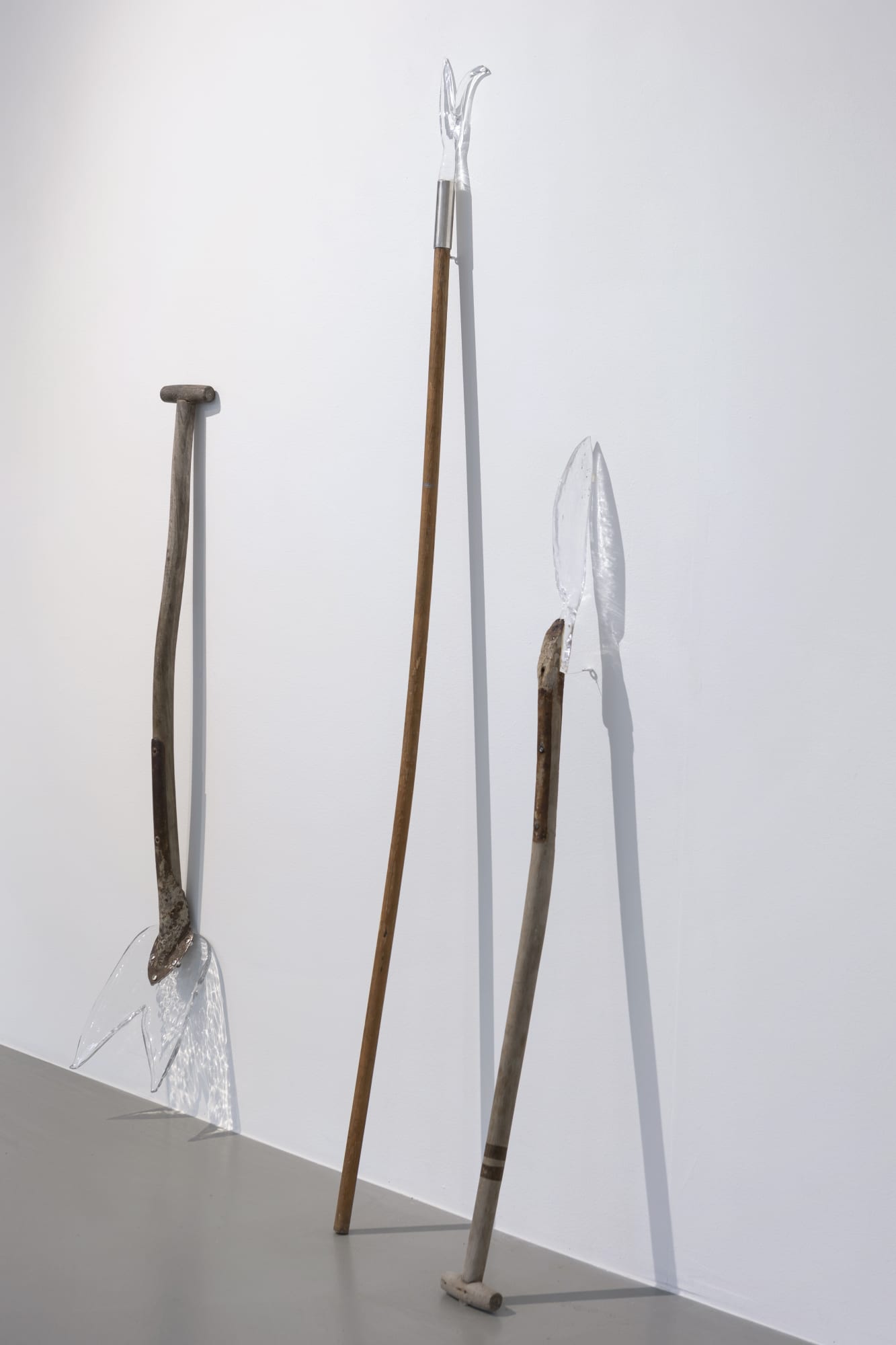 Installation view, Isa Andersson, Vatten finns i skopan bakom dörrn, 2024, Galleri Duerr. Photo: Giulia Cairone.