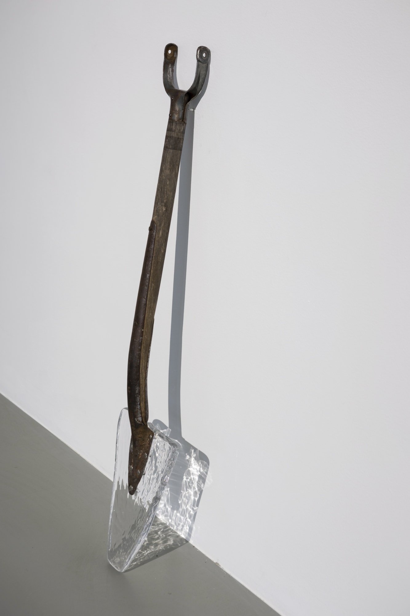 Installation view, Isa Andersson, Vatten finns i skopan bakom dörrn, 2024, Galleri Duerr. Photo: Giulia Cairone.