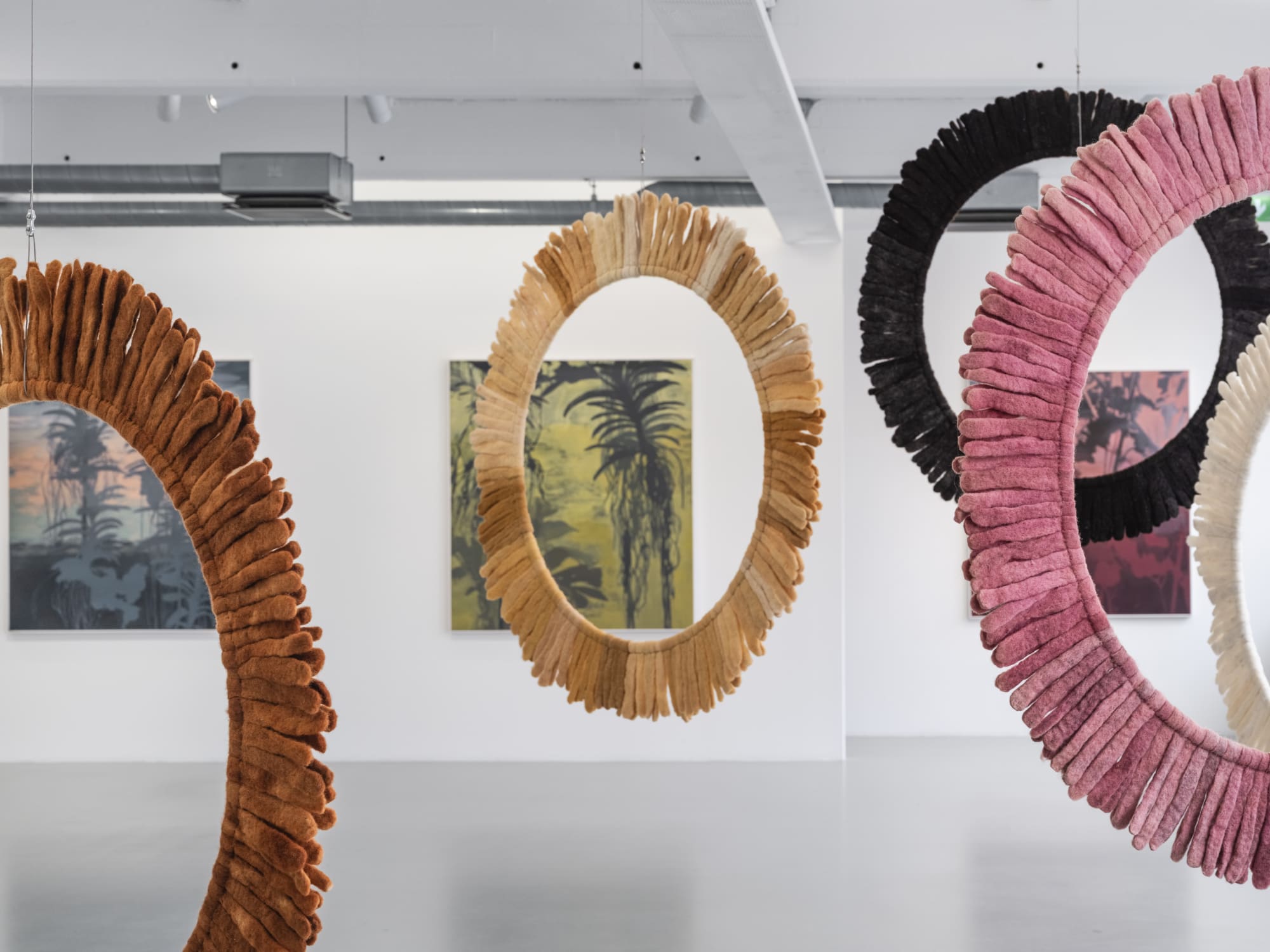 Installation view, Alexandra Kern, Bortom alldeles nära, 2024, Galleri Duerr. Photo: Jean-Baptiste Béranger.