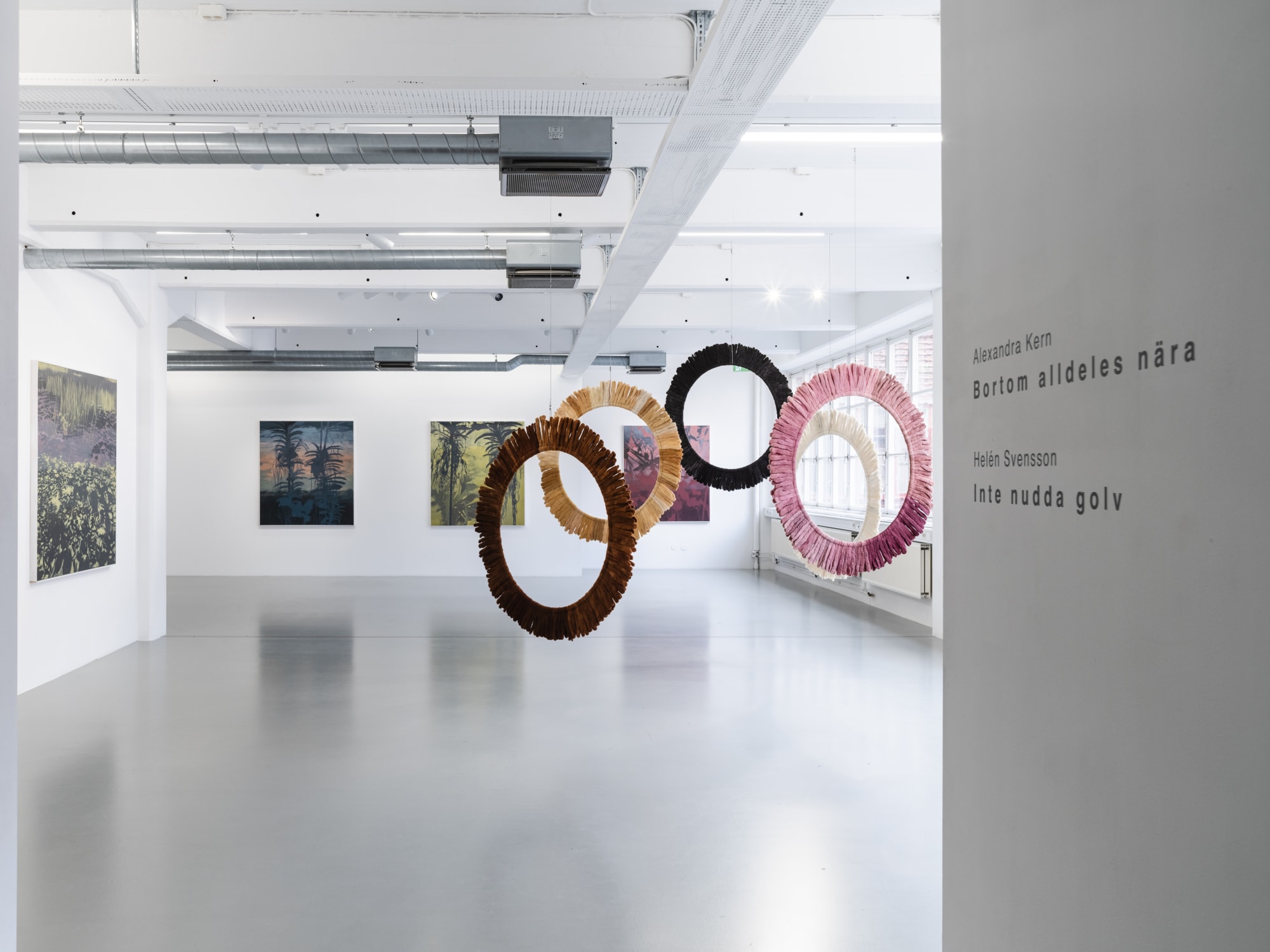 Installation view, Helén Svensson, Inte nudda golv, 2024, Galleri Duerr. Photo: Jean-Baptiste Béranger.