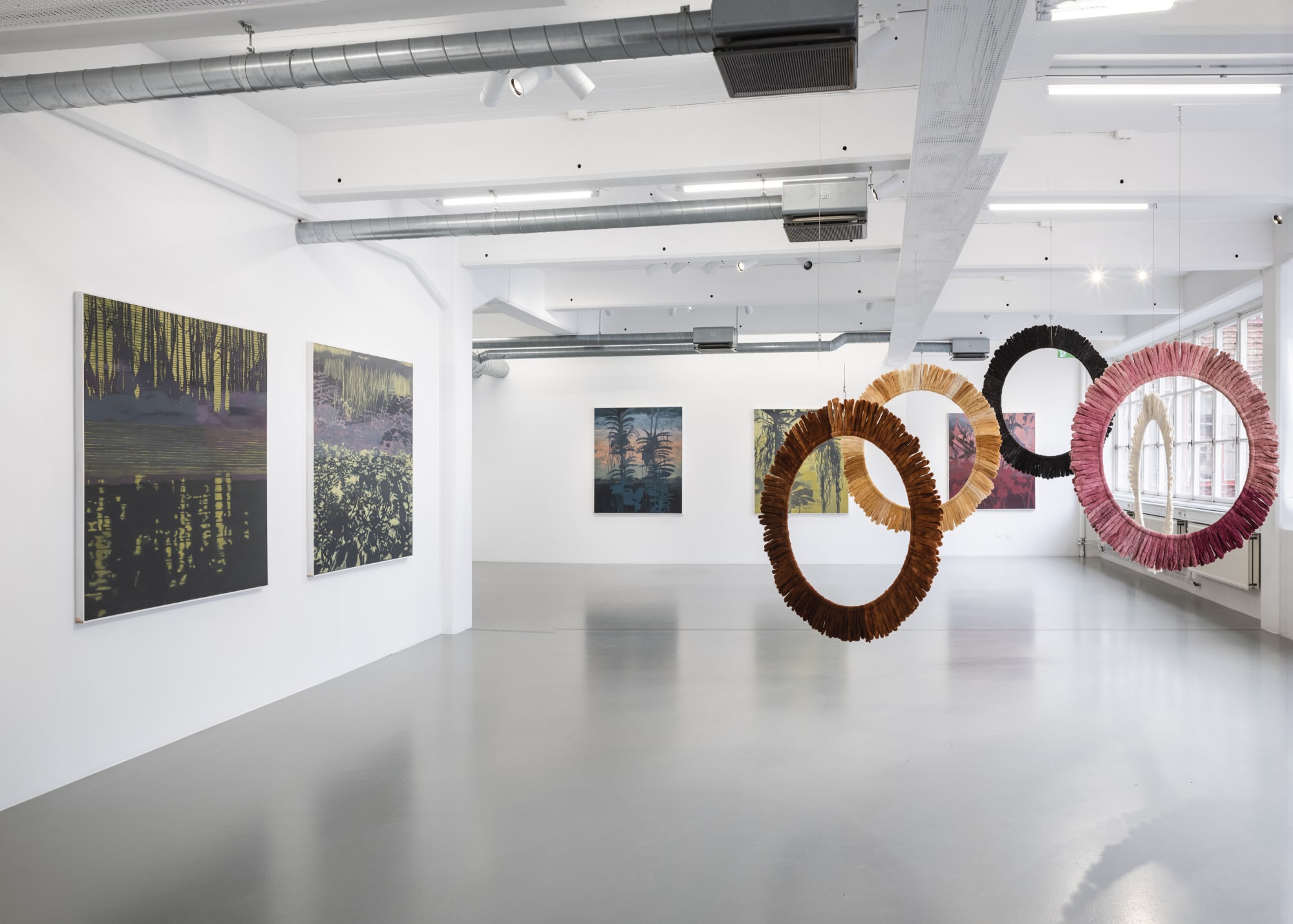 Installation view, Helén Svensson, Inte nudda golv, 2024, Galleri Duerr. Photo: Jean-Baptiste Béranger.