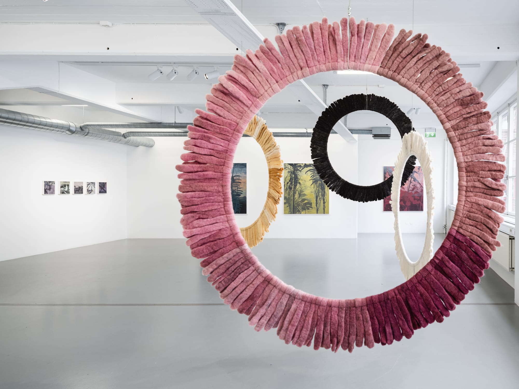 Installation view, Helén Svensson, Inte nudda golv, 2024, Galleri Duerr. Photo: Jean-Baptiste Béranger.