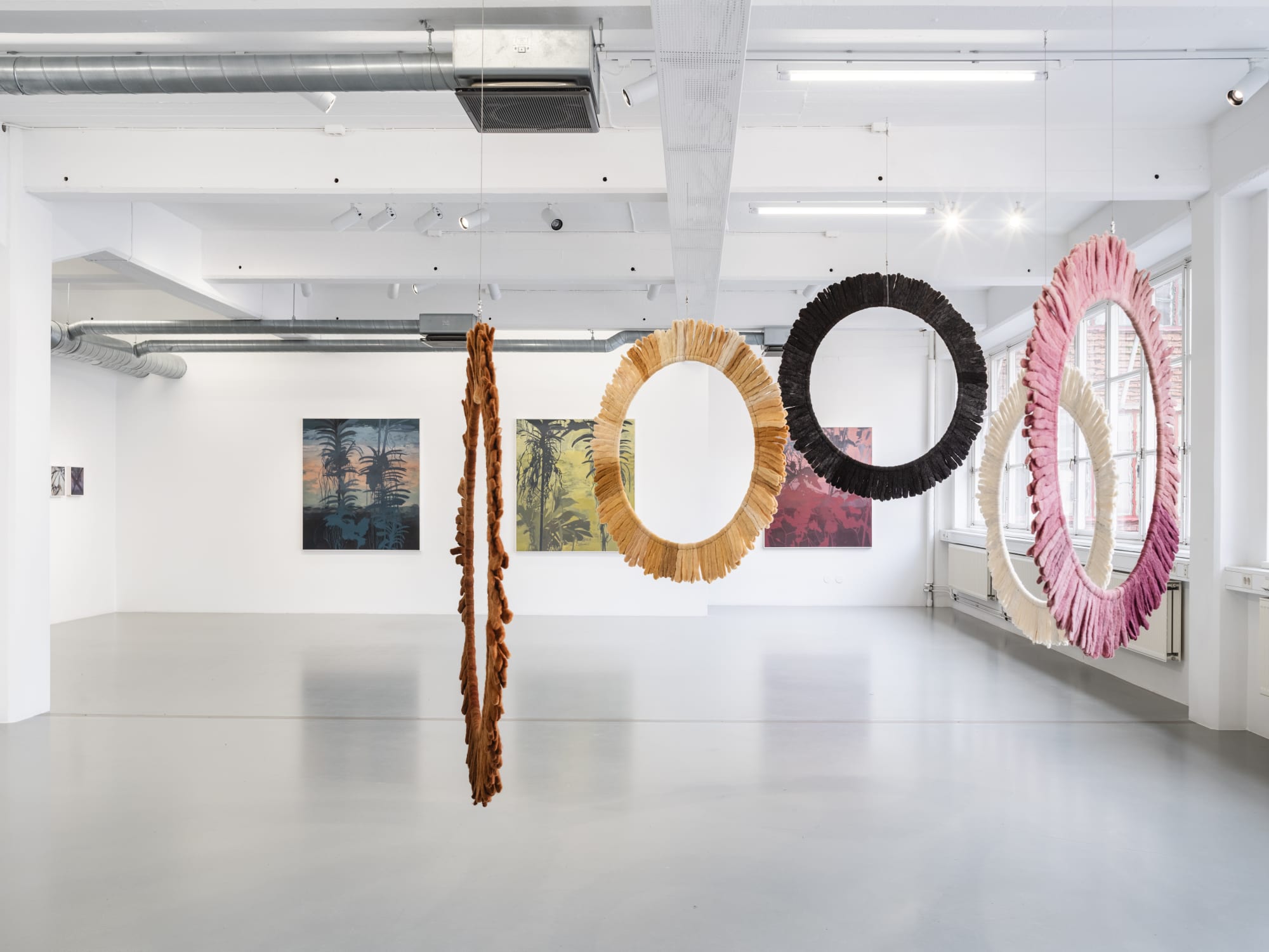 Installation view, Helén Svensson, Inte nudda golv, 2024, Galleri Duerr. Photo: Jean-Baptiste Béranger.