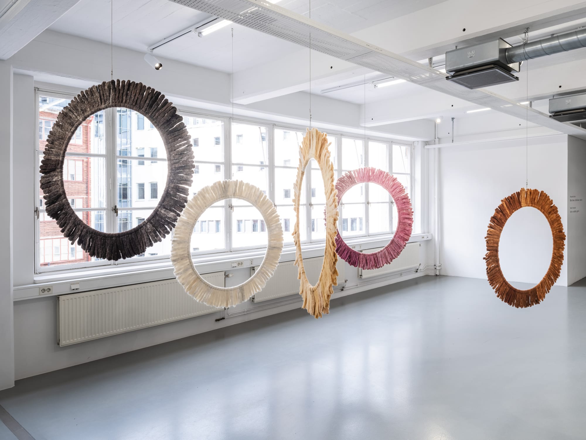 Installation view, Helén Svensson, Inte nudda golv, 2024, Galleri Duerr. Photo: Jean-Baptiste Béranger.