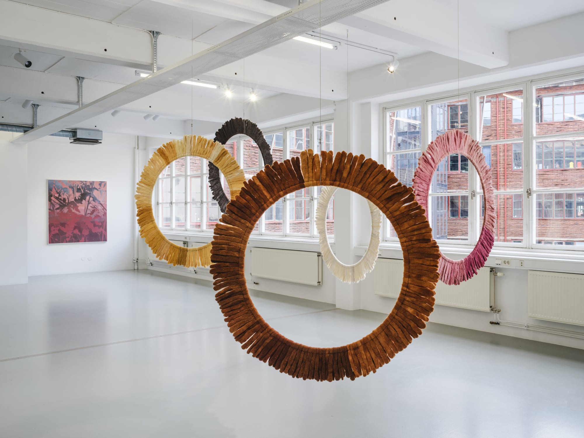 Installation view, Helén Svensson, Inte nudda golv, 2024, Galleri Duerr. Photo: Jean-Baptiste Béranger.