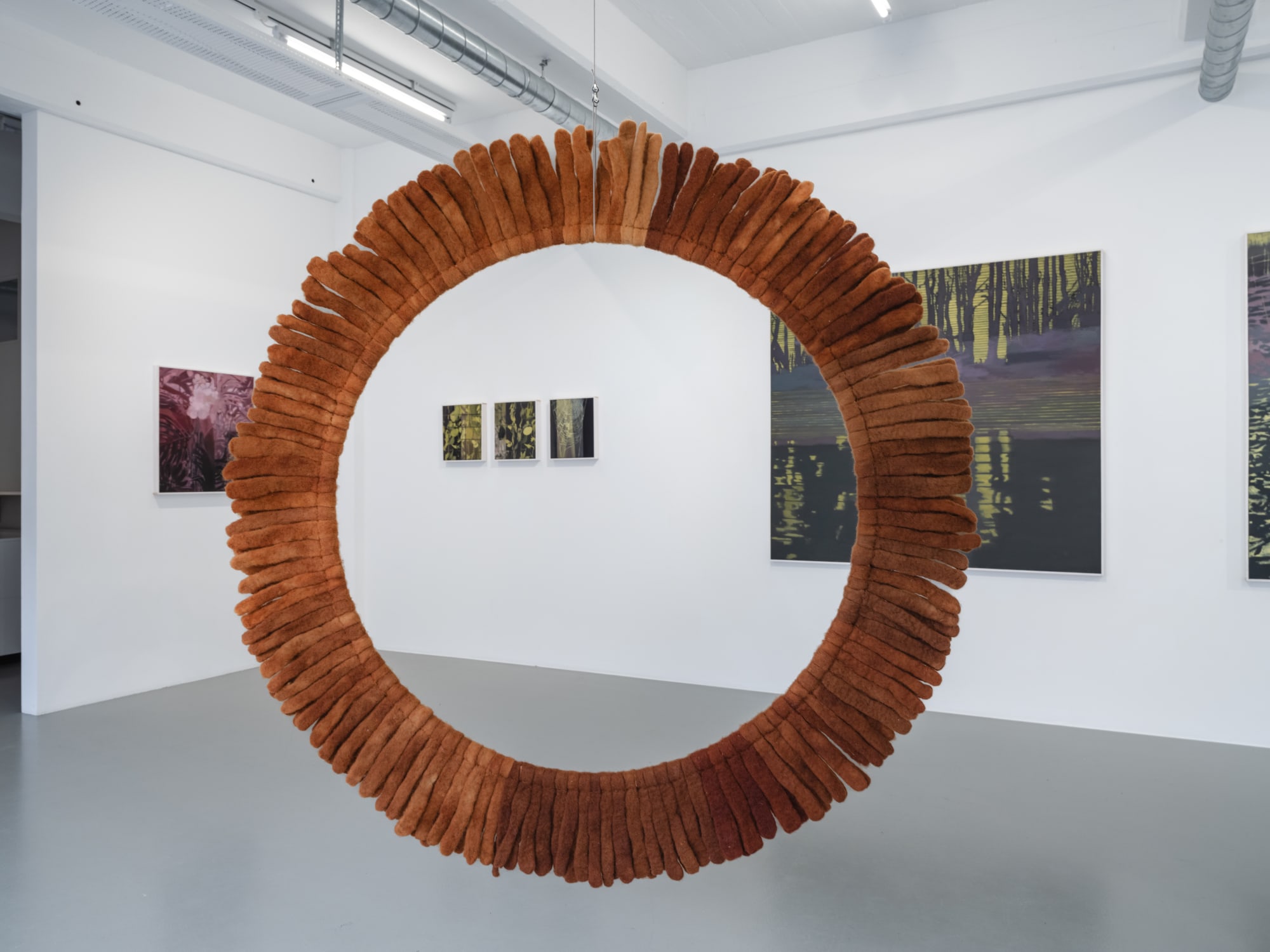 Installation view, Helén Svensson, Inte nudda golv, 2024, Galleri Duerr. Photo: Jean-Baptiste Béranger.