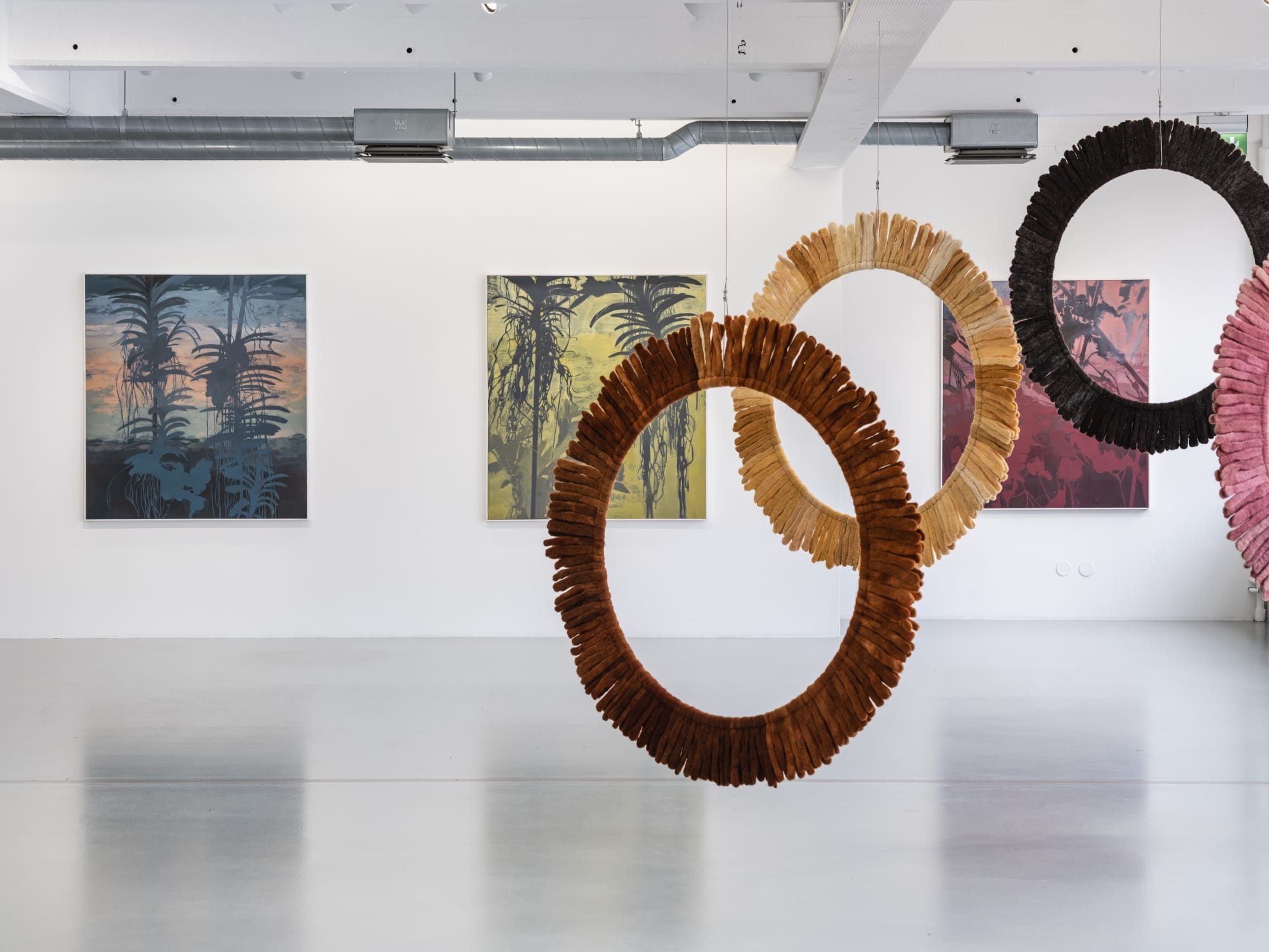 Installation view, Helén Svensson, Inte nudda golv, 2024, Galleri Duerr. Photo: Jean-Baptiste Béranger.