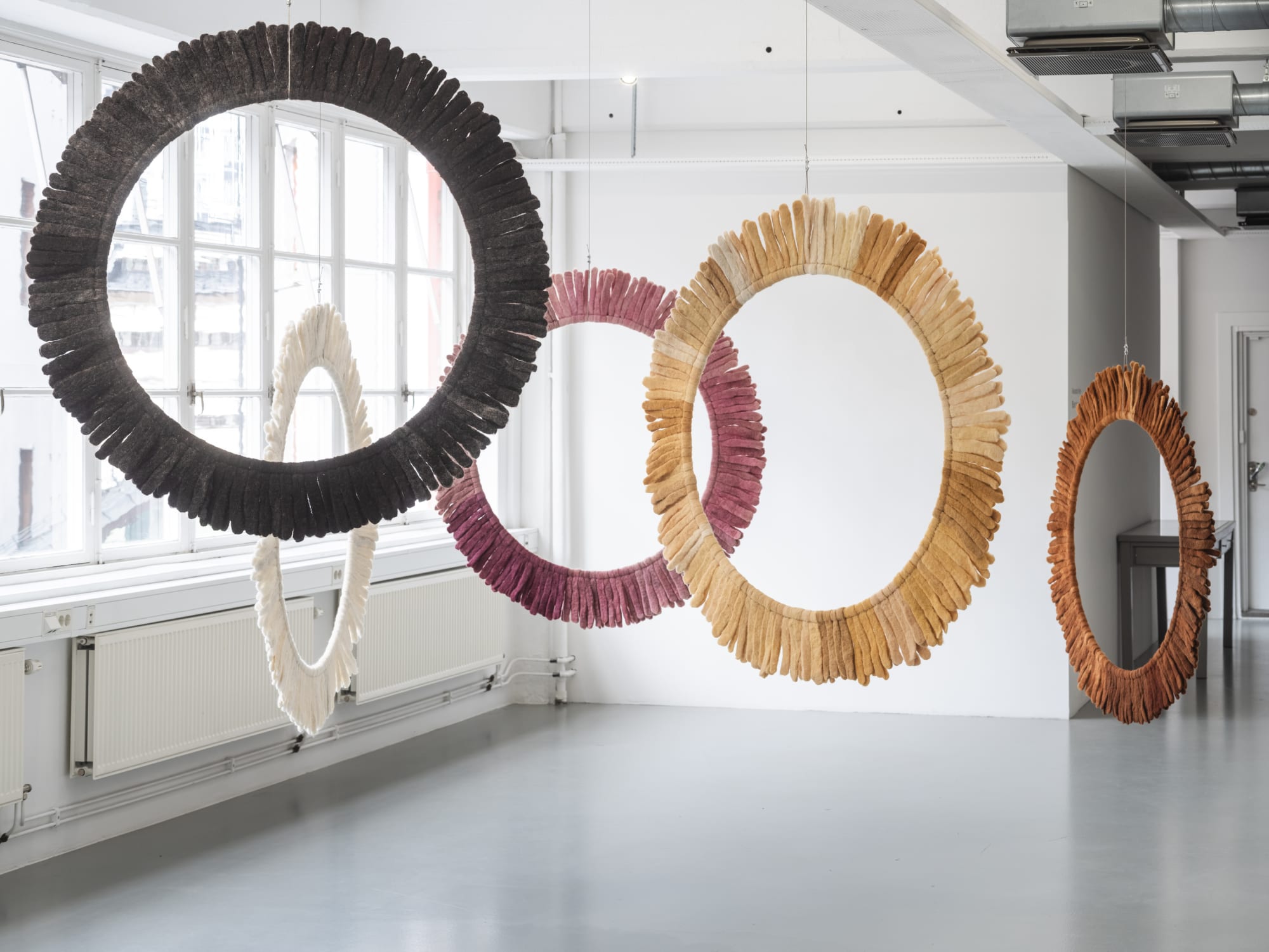 Installation view, Helén Svensson, Inte nudda golv, 2024, Galleri Duerr. Photo: Jean-Baptiste Béranger.