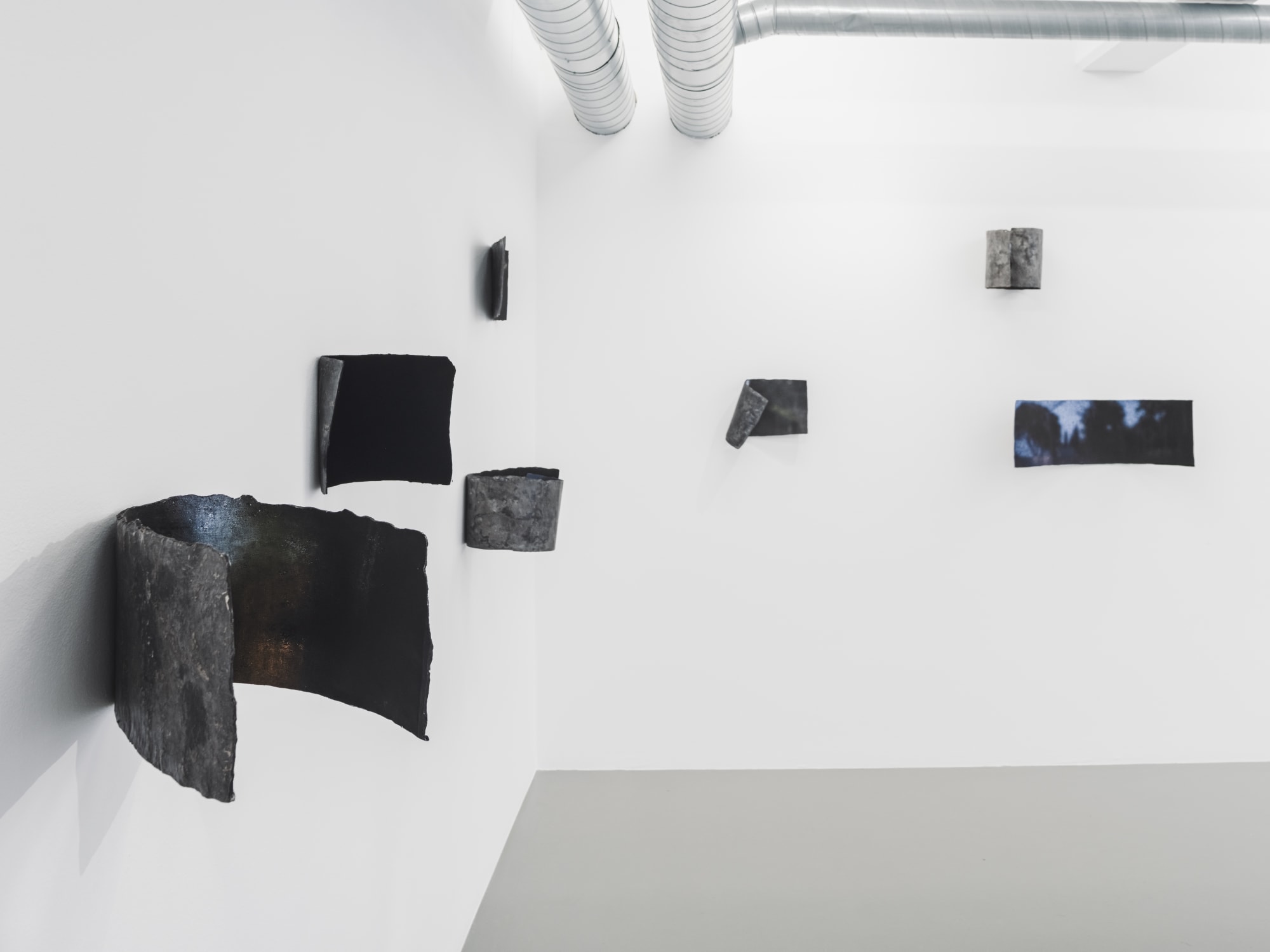 Installation view, Karl Dunér, Sophögen / The Heap, 2025, Galleri Duerr. Photo: Jean-Baptiste Béranger.