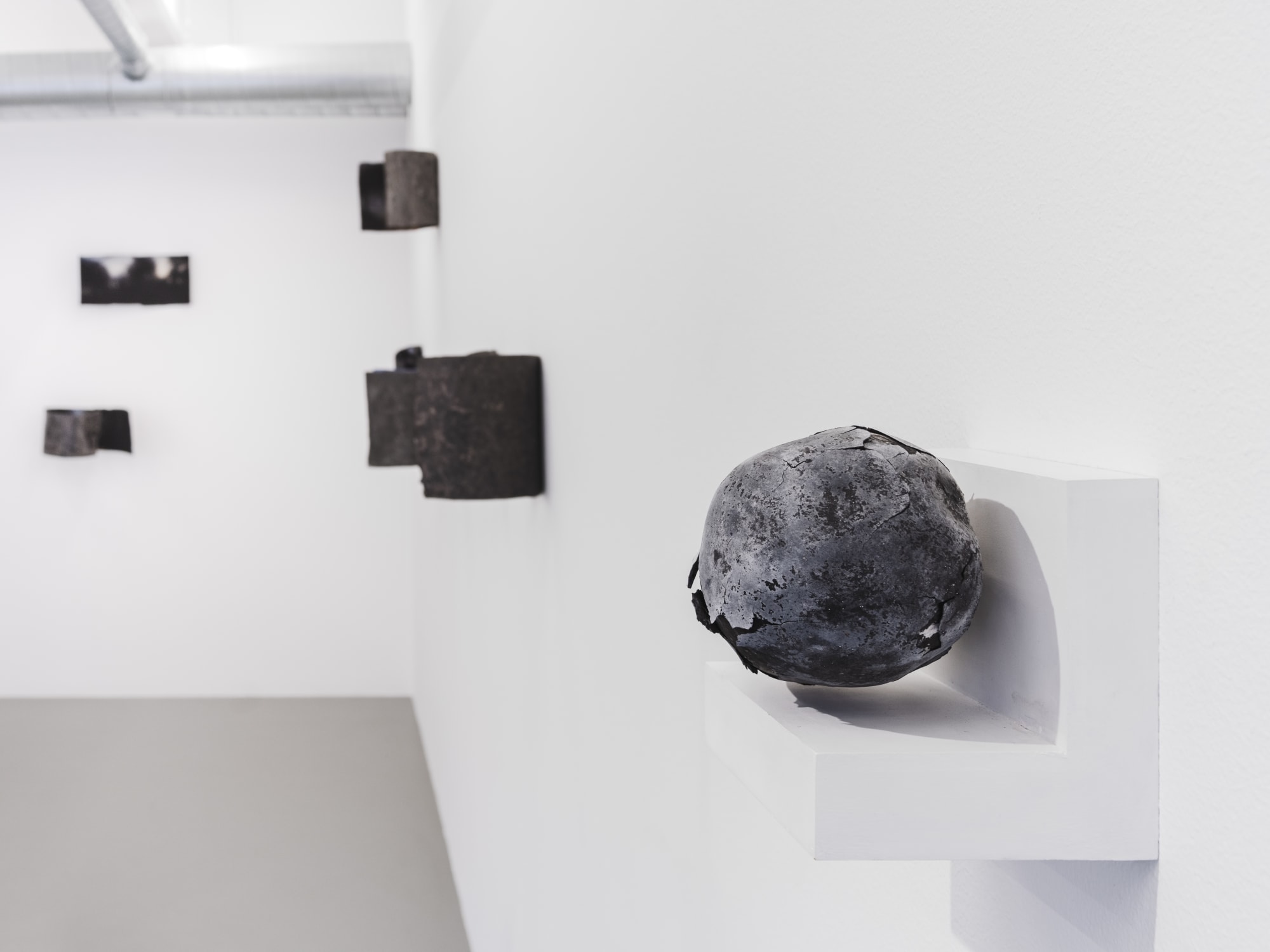 Installation view, Karl Dunér, Sophögen / The Heap, 2025, Galleri Duerr. Photo: Jean-Baptiste Béranger.