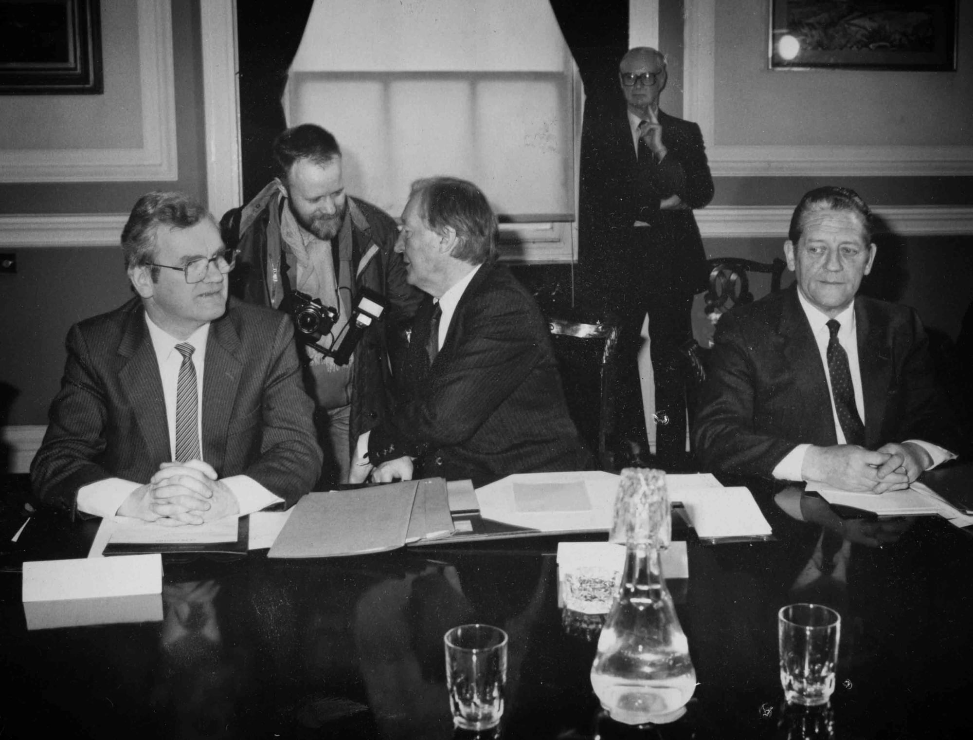 Leaders Advice. Taoiseach (Prime Minister), Charles Haughey has a word with photojournalist Eamonn Farrell during a Cabinet meeting in Government Buildings in Dublin. Photo: © Lensmen. Cira 1988.