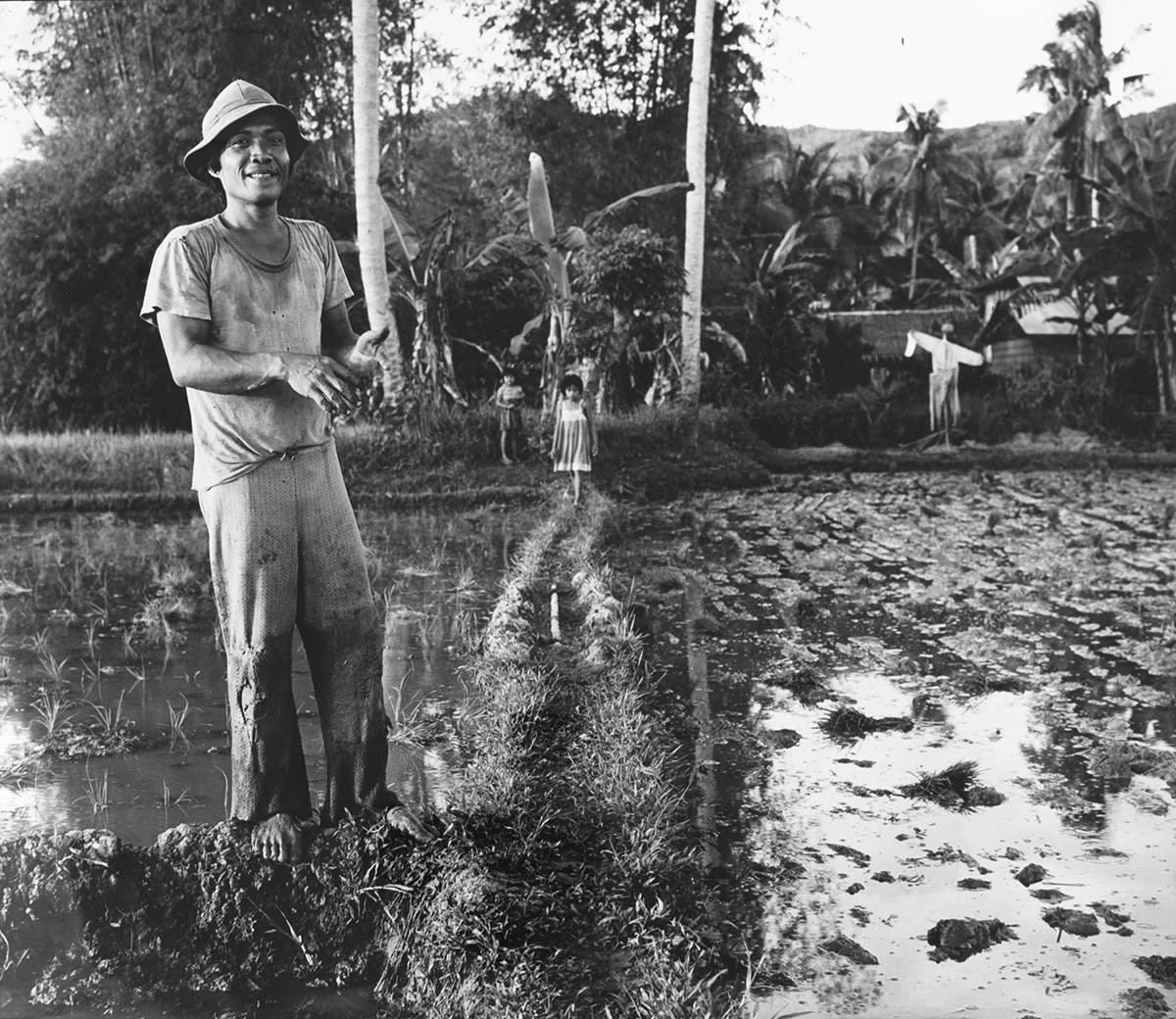 Ans Westra Philippines, 1986 Framed silver gelatin 242 x 280 mm ______