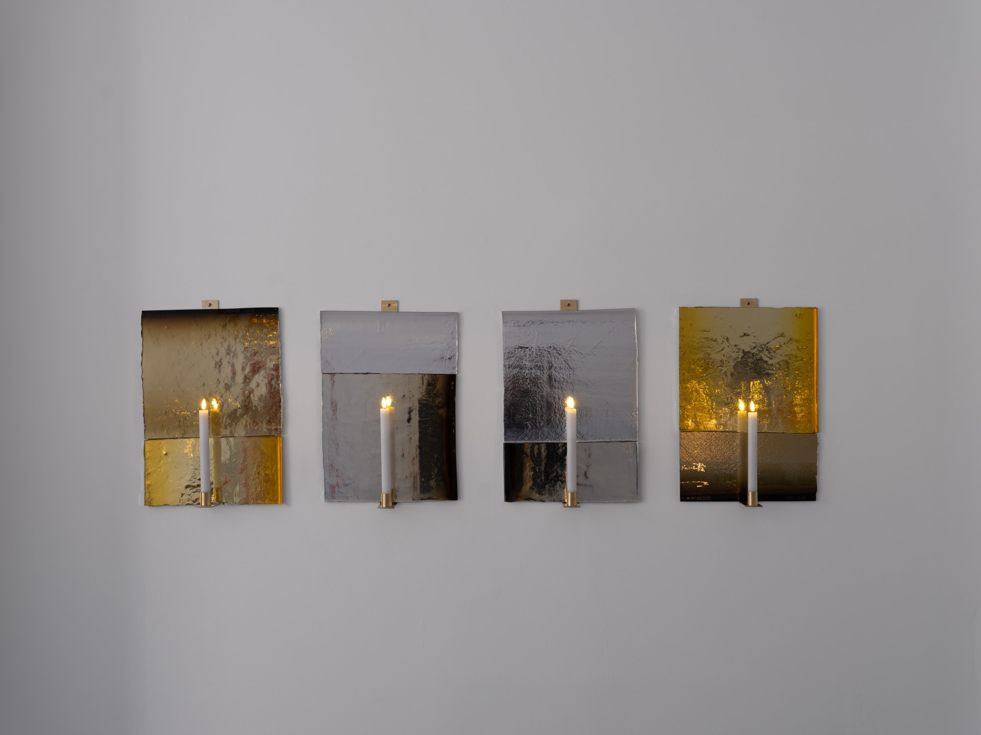 lampetter i spegling med levande ljus