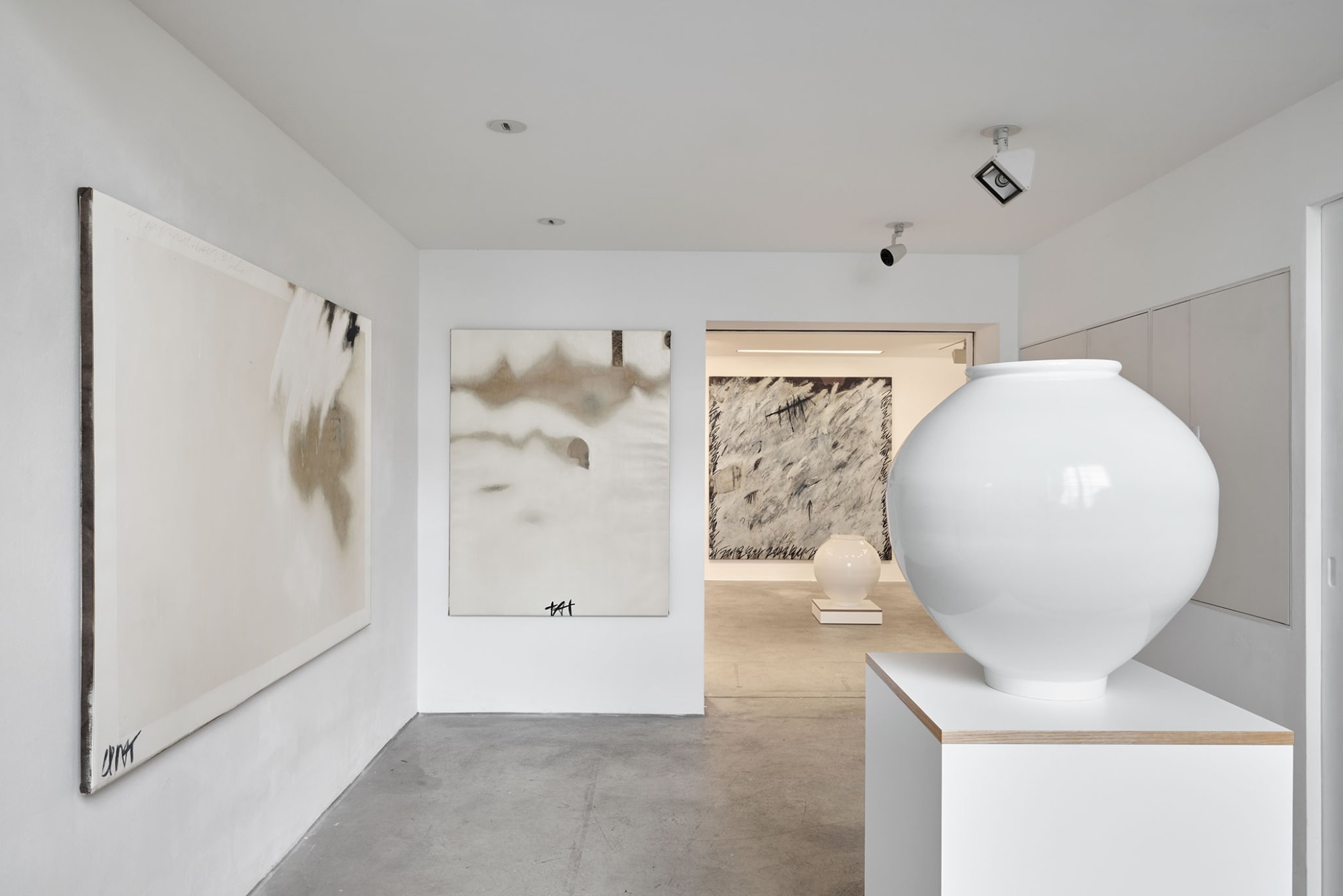 [COLOGNE] THE TRANSCENDENCE OF WHITE