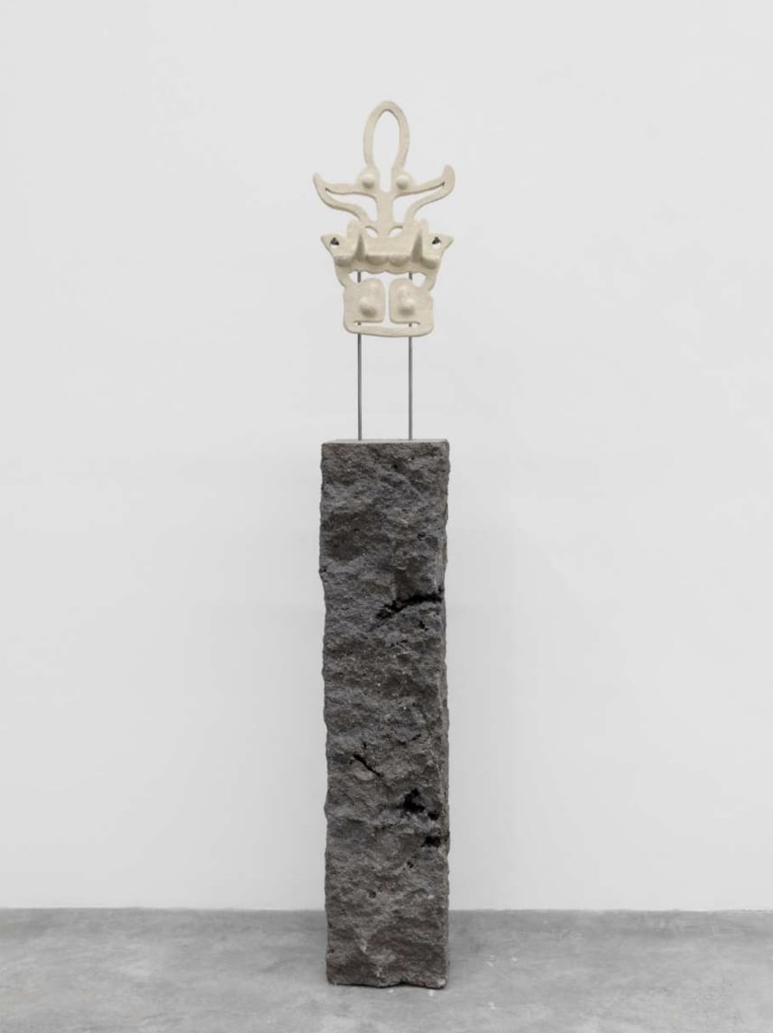 SANGREE Bhu'ja Th'syra I (cr&aacute;neo de esp&iacute;ritu / spirit skull), 2020 Glazed high temperature ceramic, steel and compound 189 x 27 x 27 cm (74.41 x 10.63 x 10.63 in)