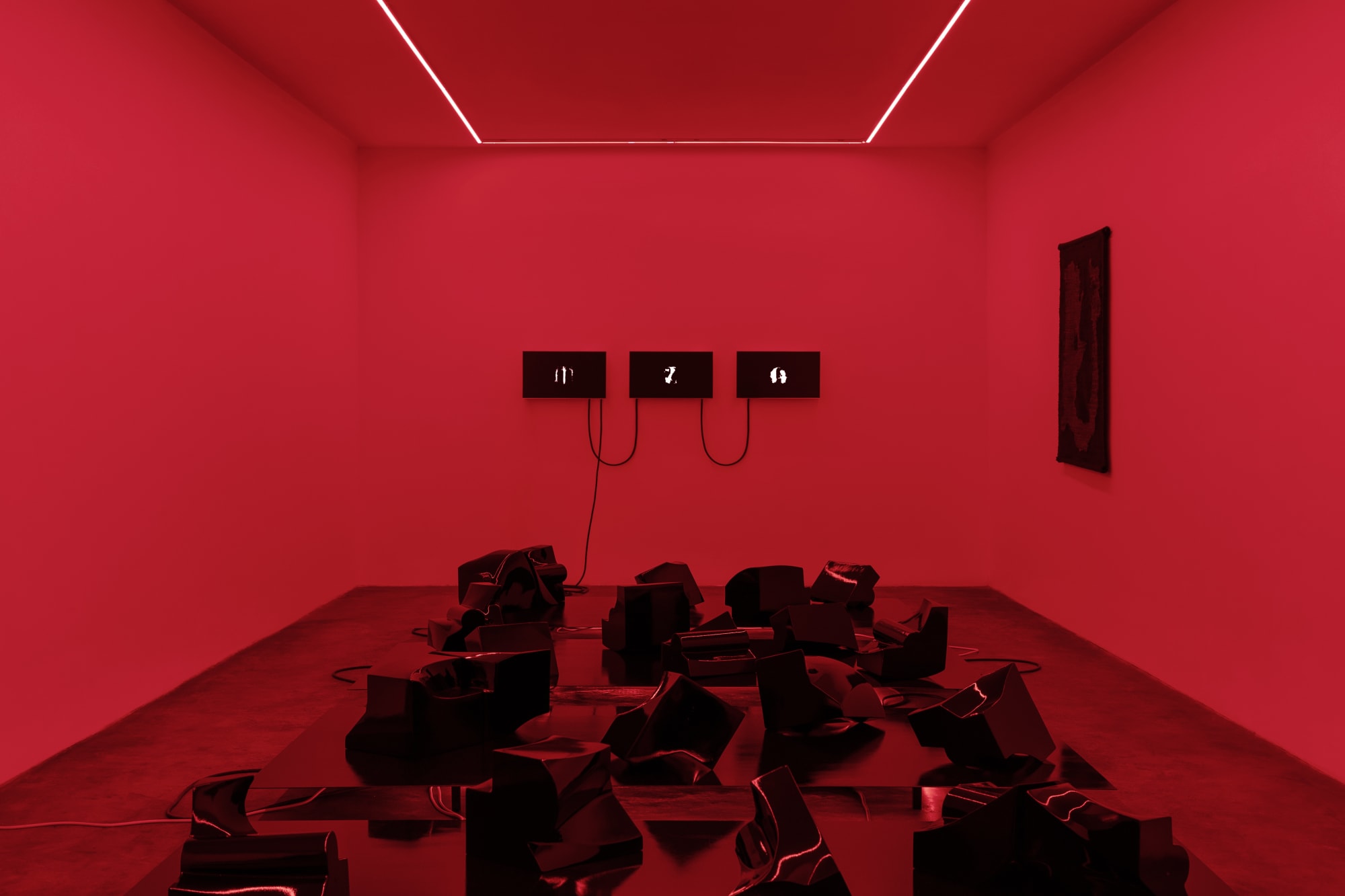 Más allá del mundo, hay letras