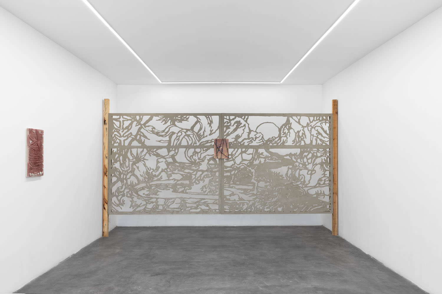 ASMA Celos&iacute;a - En un jard&iacute;n salvaje, hay gente entera & Cueva, 2019 MDF, wood, cement, polymer resins, water-repellent material, fibreglass, White paraffin wax, encaustic paint. 183 x 207 x 13 cm (72.1 x 81.5 x 5.1 in)