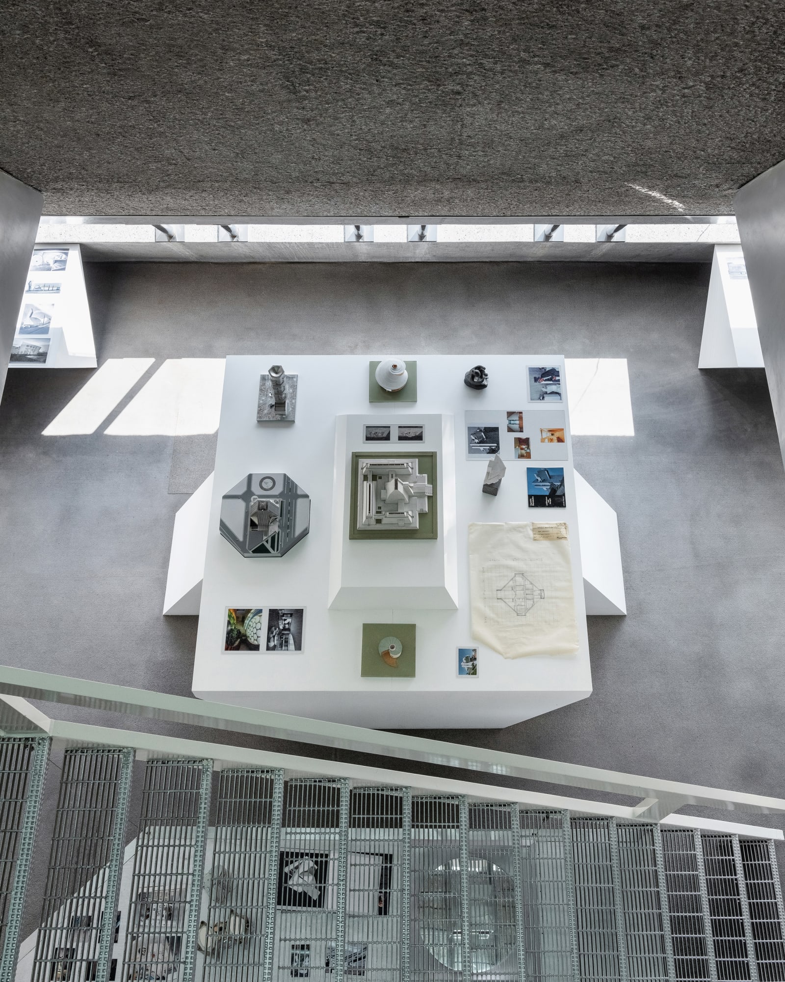 Por debajo del árbol [What lies under the tree]