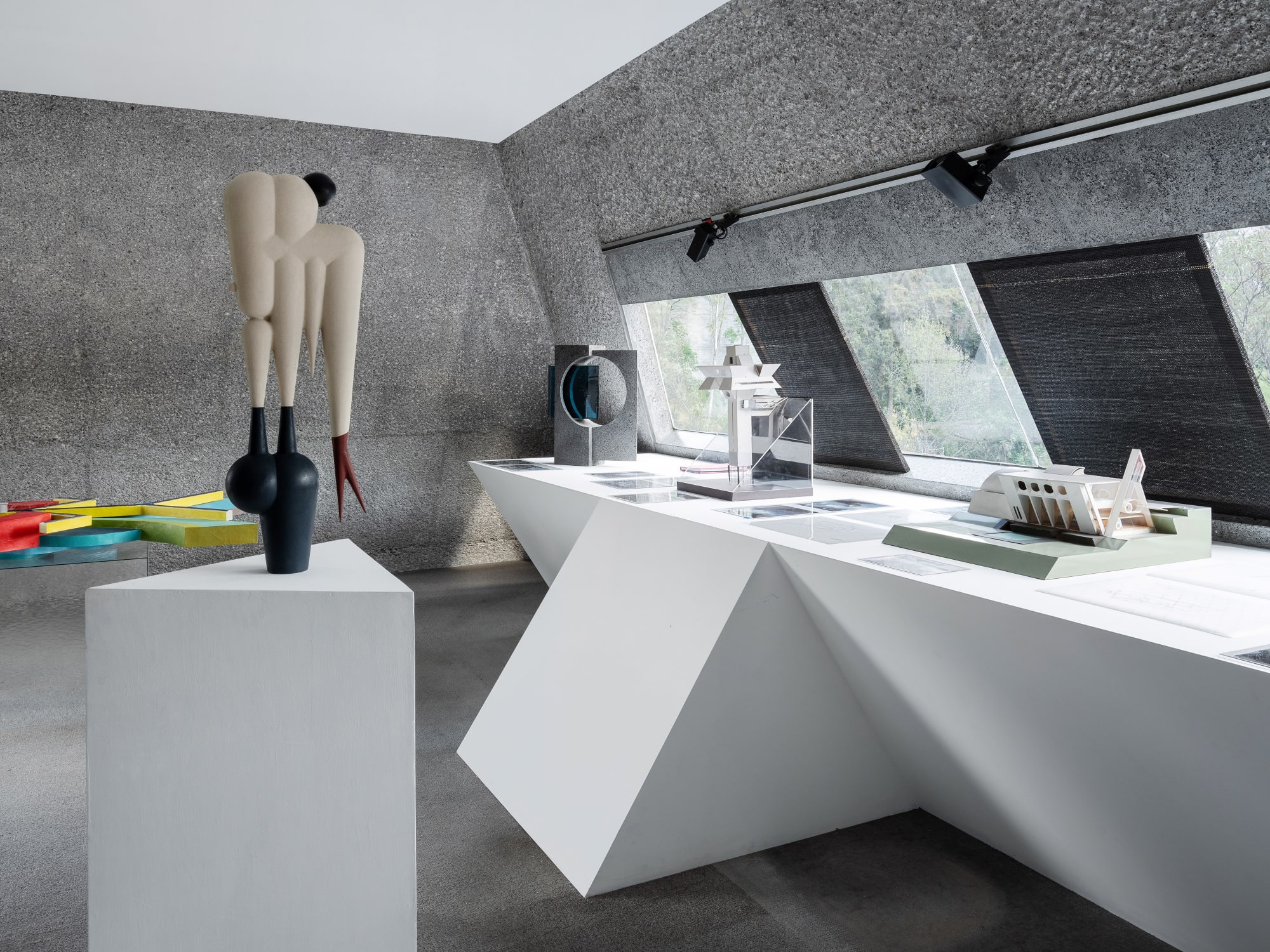 Por debajo del árbol [What lies under the tree]