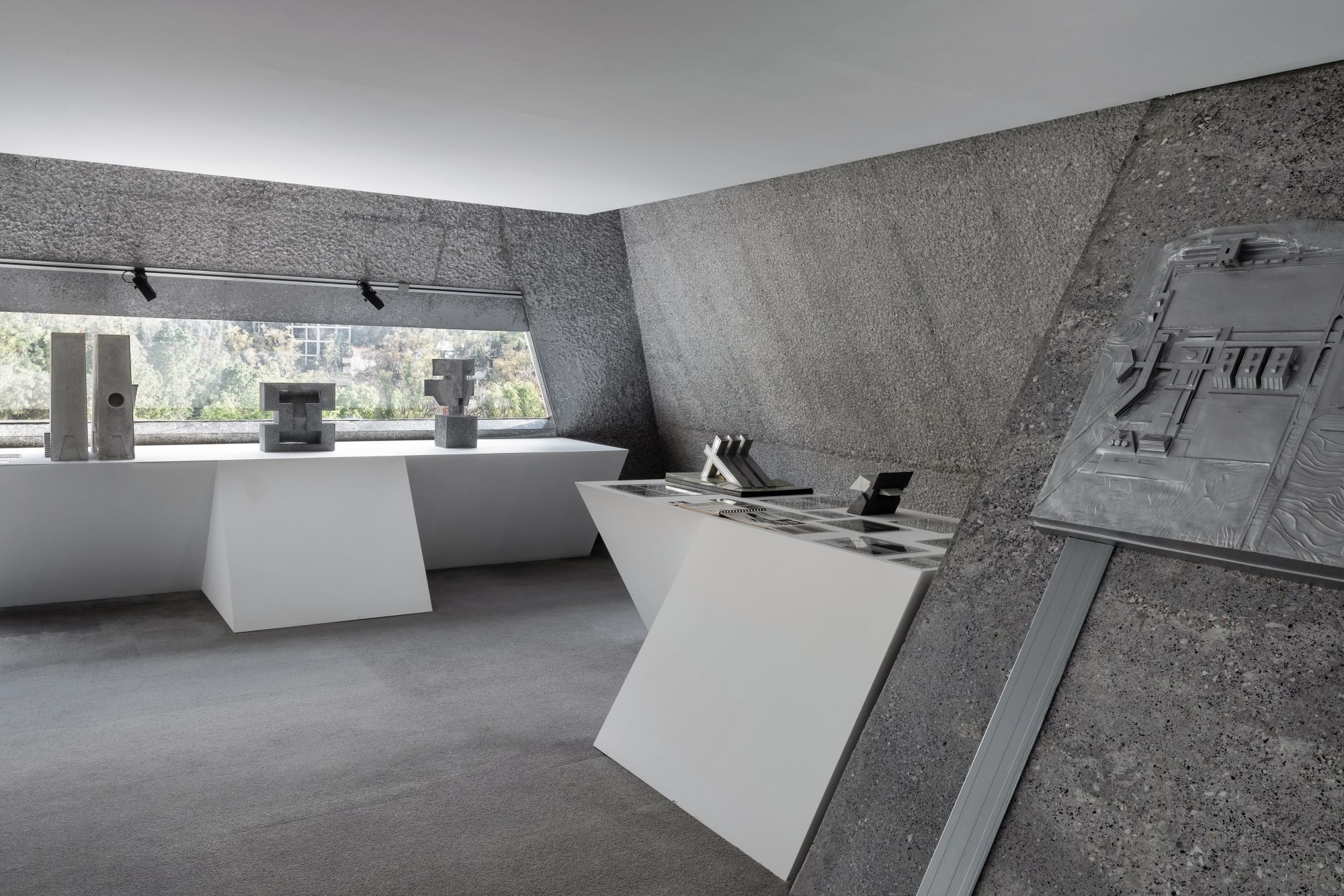 Por debajo del árbol [What lies under the tree]