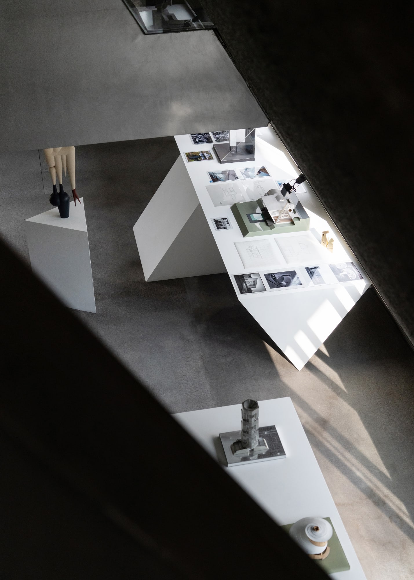 Por debajo del árbol [What lies under the tree]