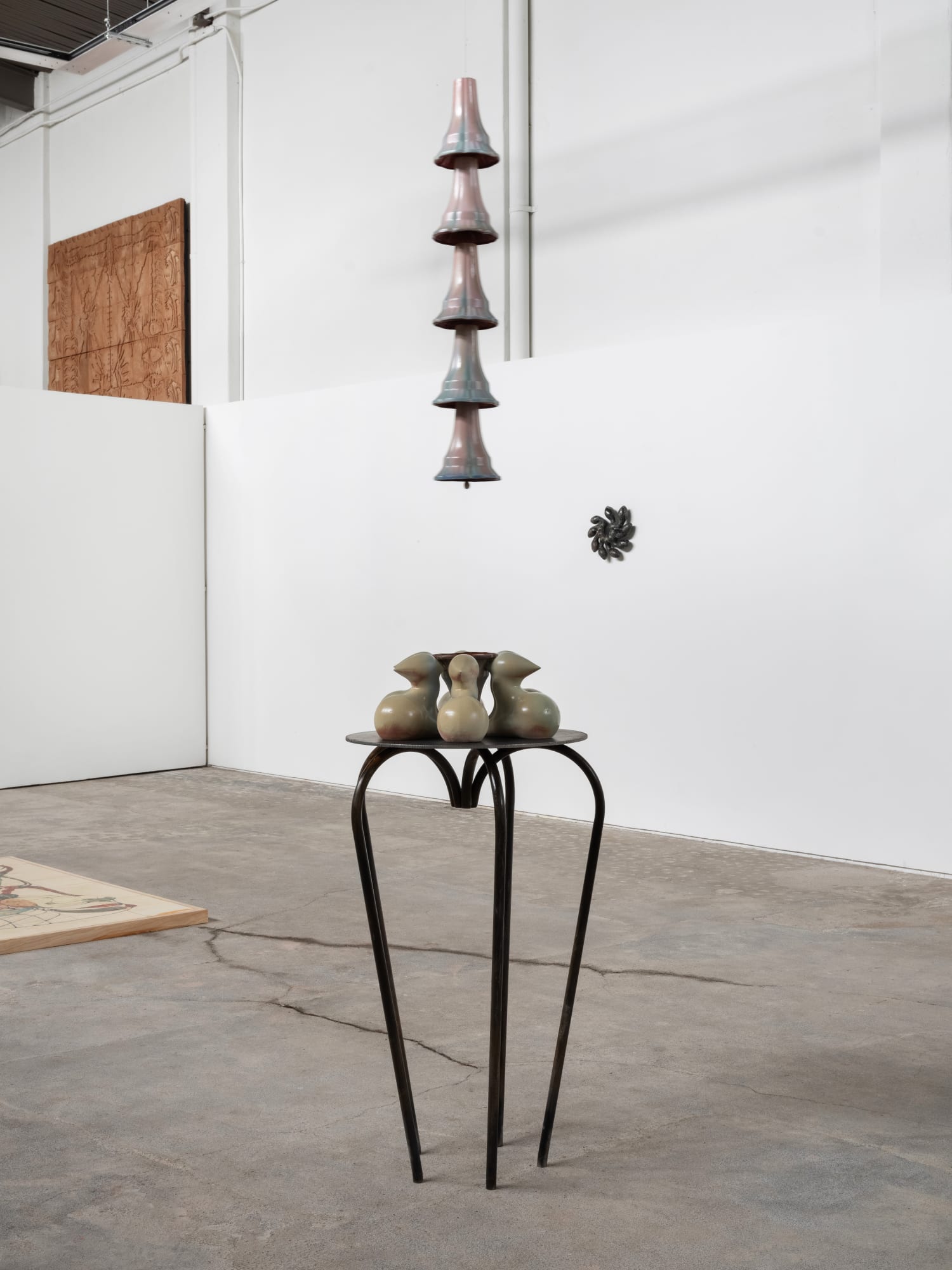 Vica Pacheco Campana Floripondio y chupaflores, 2024 Ceramic and metal base 230 x 55 x 55 cm (90.6 x 21.7 x 21.7 in)