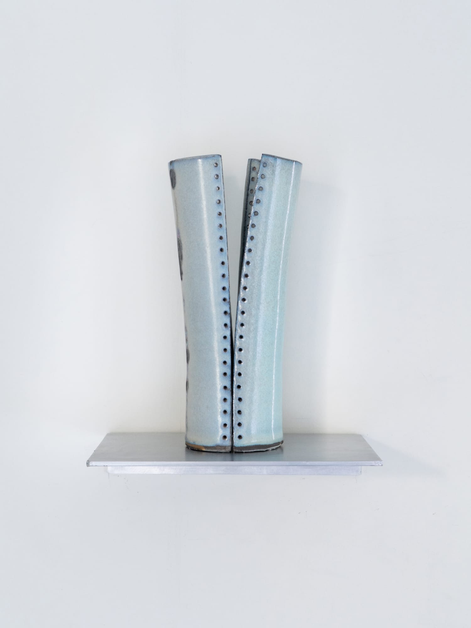 Natalia Ramos PD- Comprar agujetas, 2025 Glazed ceramics, stainless steel 25 x 30 x 25 cm (9.8 x 11.8 x 9.8 in)