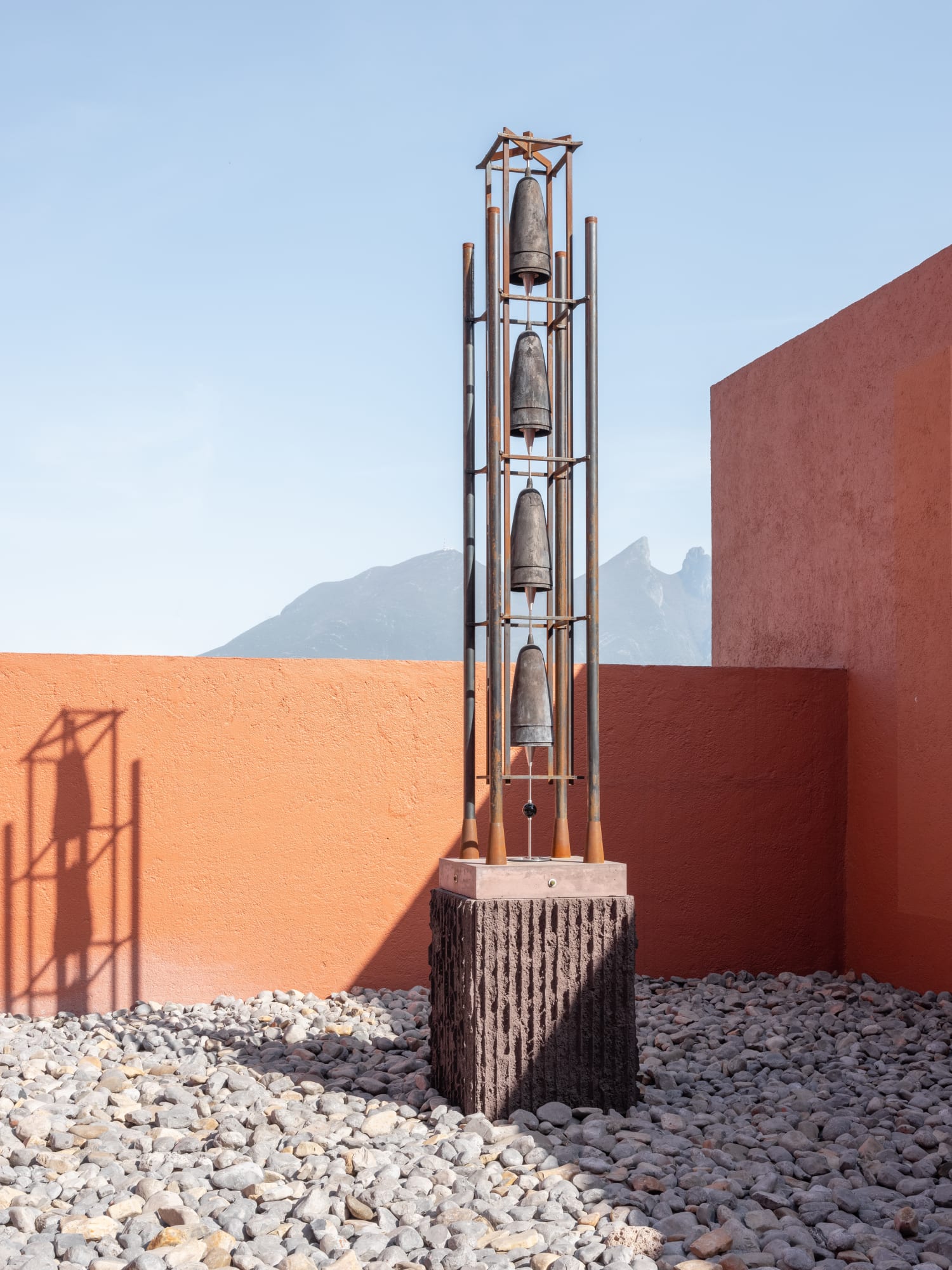 Tezontle Llamado a cuatro campanas, 2022 Mixed media 500 x 80 x 80 cm (196.85 x 31.5 x 31.5 in)