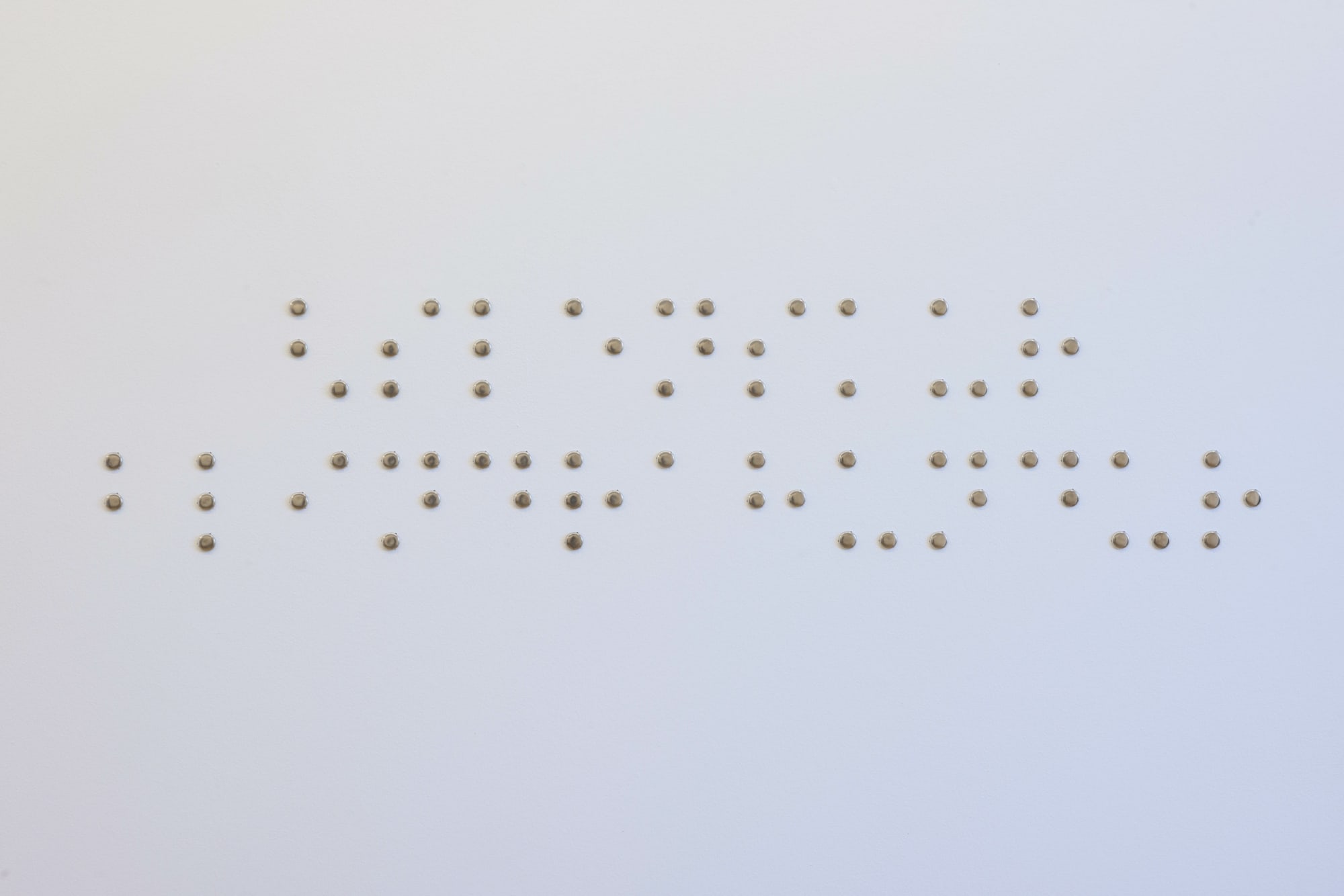 Konstelasjón (tileinkað B.A.), 2015 Krómaðir stóltappar 114 x 25 cm KEH0178