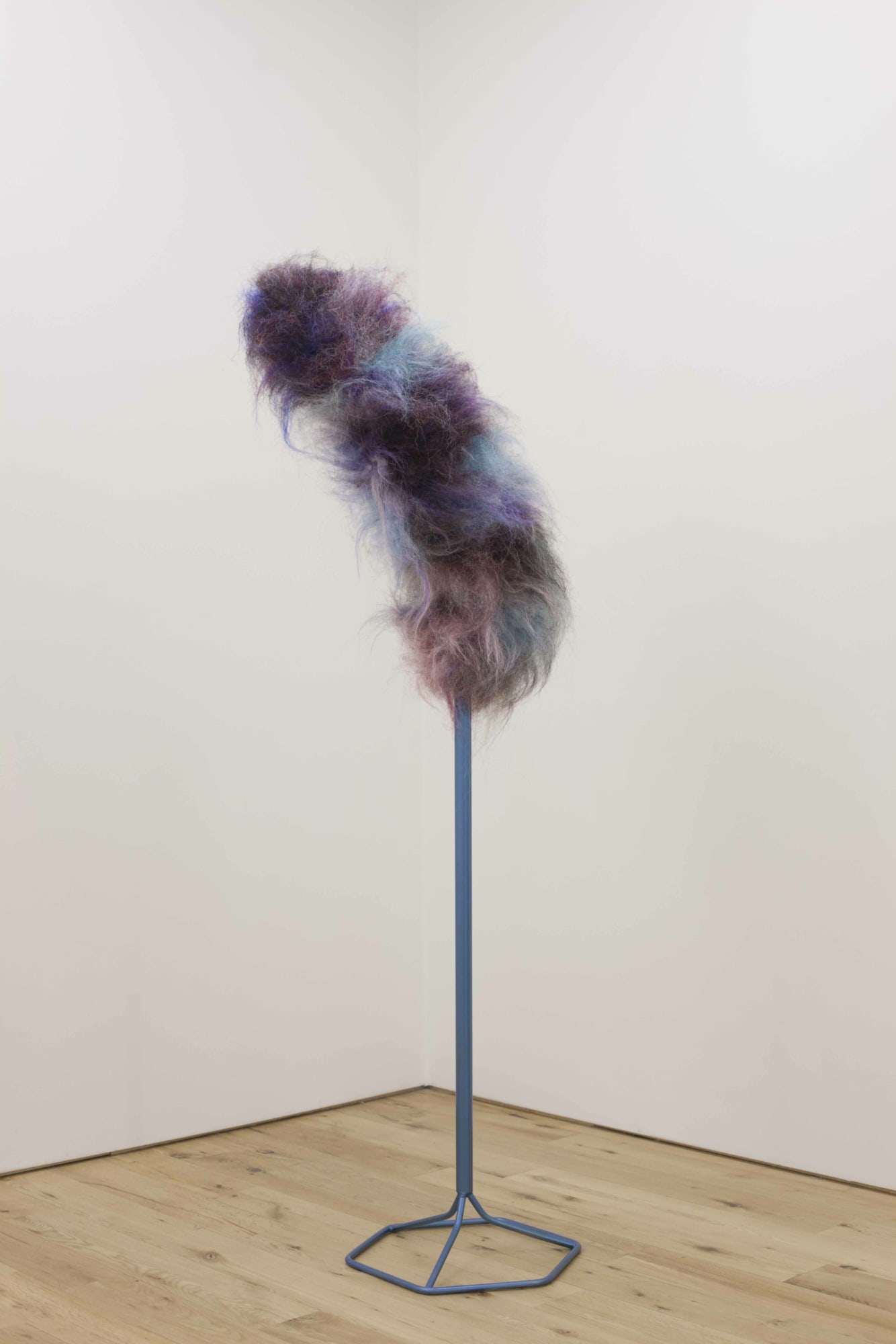 Tilfelli (Kýklóbi), 2014 gervihár, net, málmur, plast Nonsicle (Cyclobes), 2014 synthetic hair, mesh, metal, plastic 177 x 49 x 49 cm HRA0048