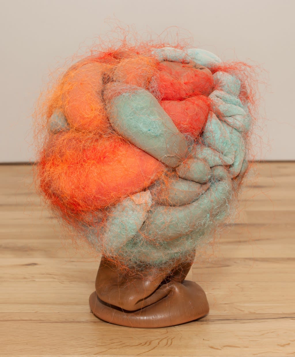 Tilfelli (Heilabrot), 2014 leir, gervihár, net Nonsicle (Mindstorm) , 2014 clay, synthetic hair, mesh 32 x 38 x 25 cm HRA0047