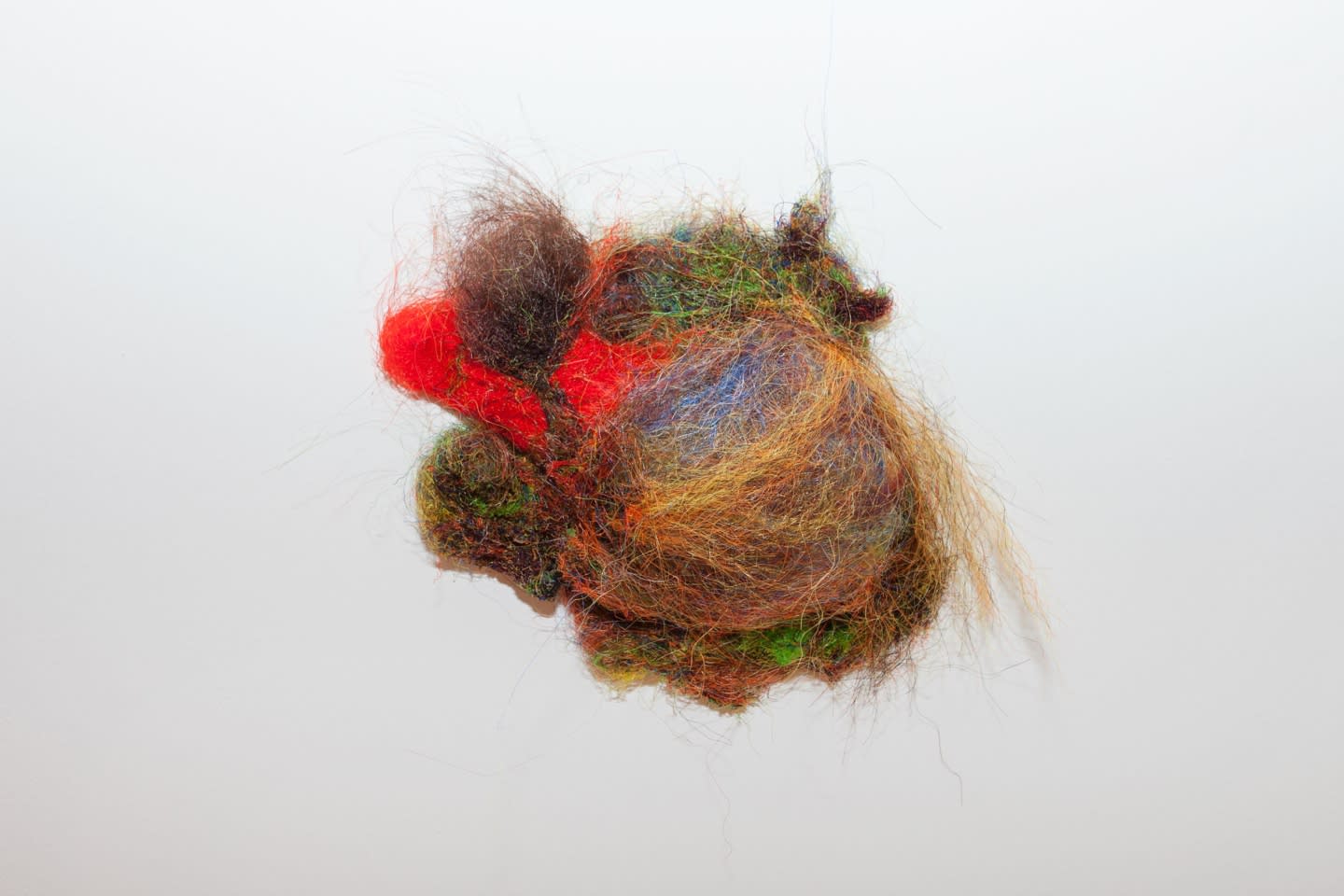 Tilfelli, 2014 gervihár Nonsicle, 2014 synthetic hair ca. 15 x 16 cm HRA0074