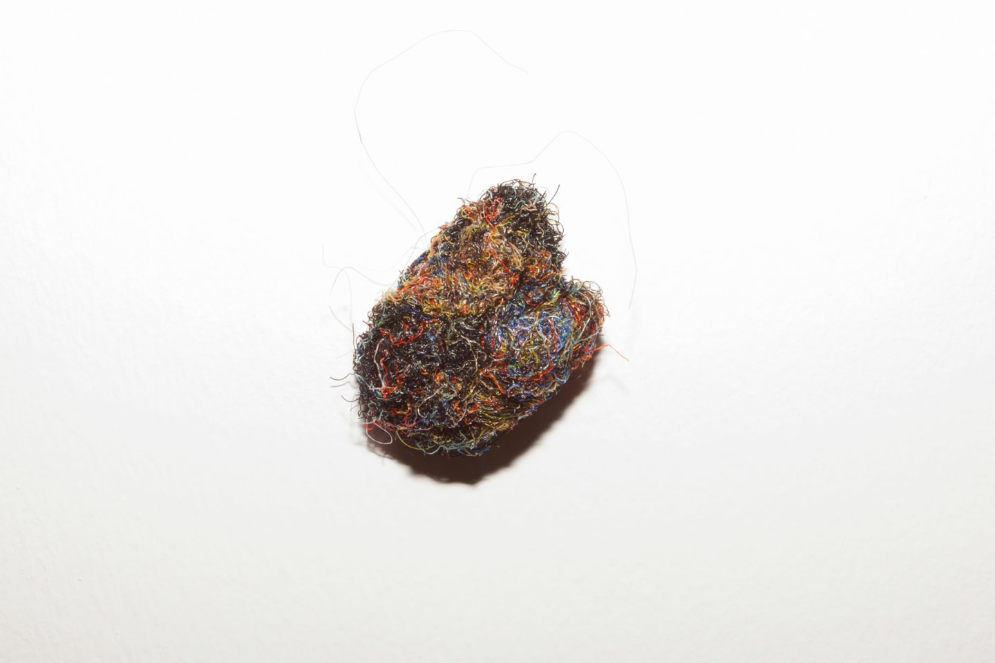 Tilfelli, 2014 gervihár Nonsicle, 2014 synthetic hair ca. 4 x 5 cm HRA0071