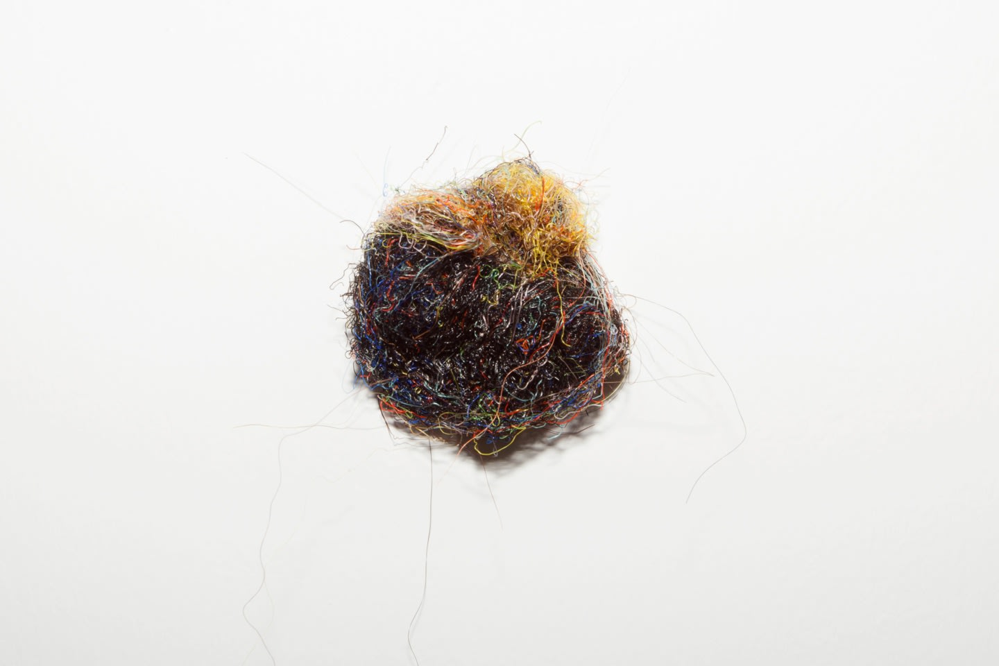 Tilfelli, 2014 gervihár Nonsicle, 2014 synthetic hair ca. 5 x 5 cm HRA0070
