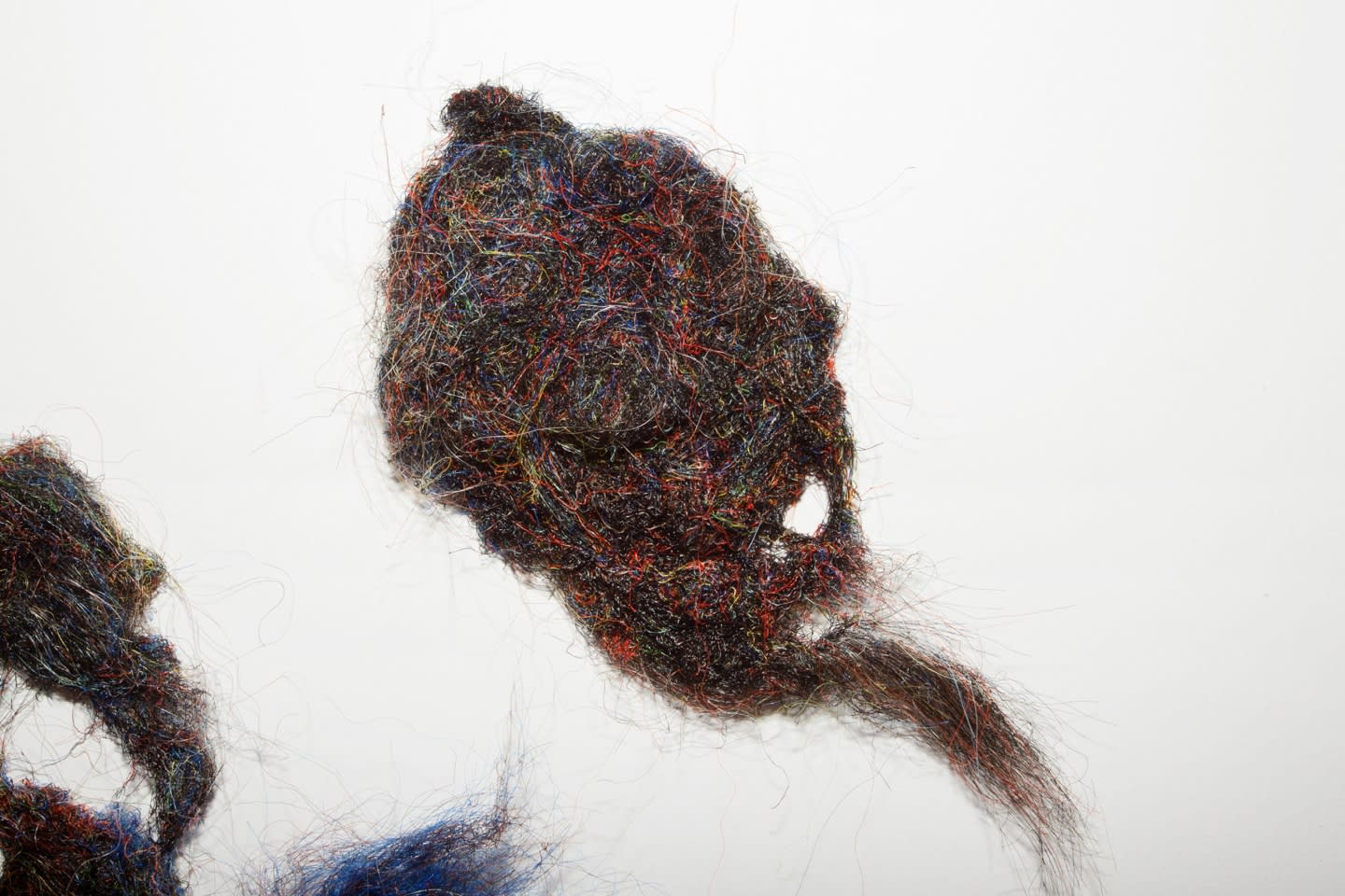 Tilfelli, 2014 gervihár Nonsicle, 2014 synthetic hair ca. 14 x 12 cm HRA0076