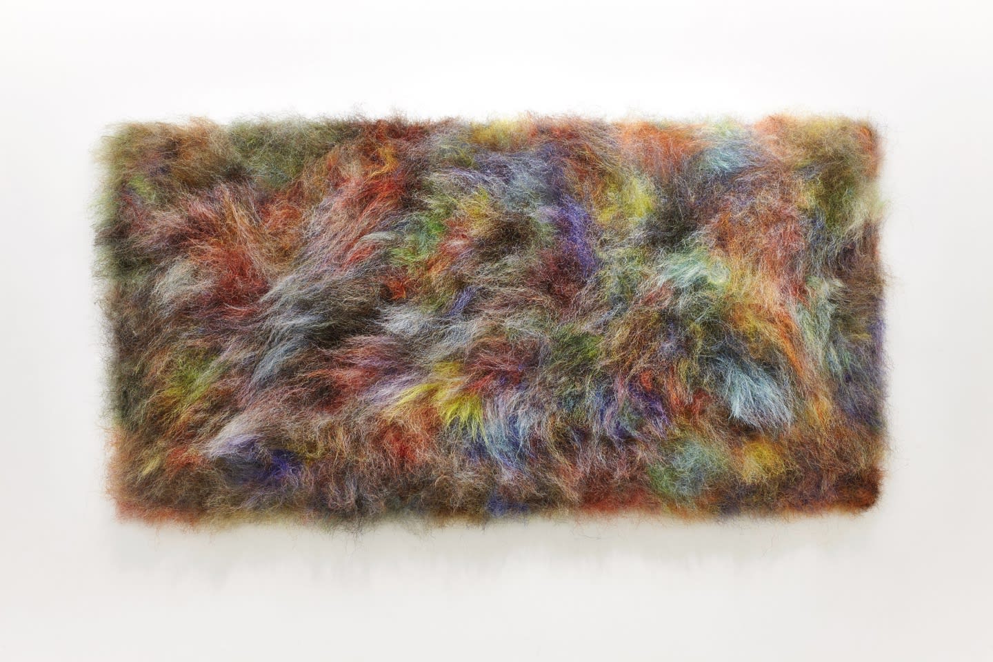 Loðverk (Abstraksjón), 2014 gervihár, net, viður Fur-ling (Abstraction), 2014 synthetic hair, mesh, wood 75 x 150 cm HRA0044