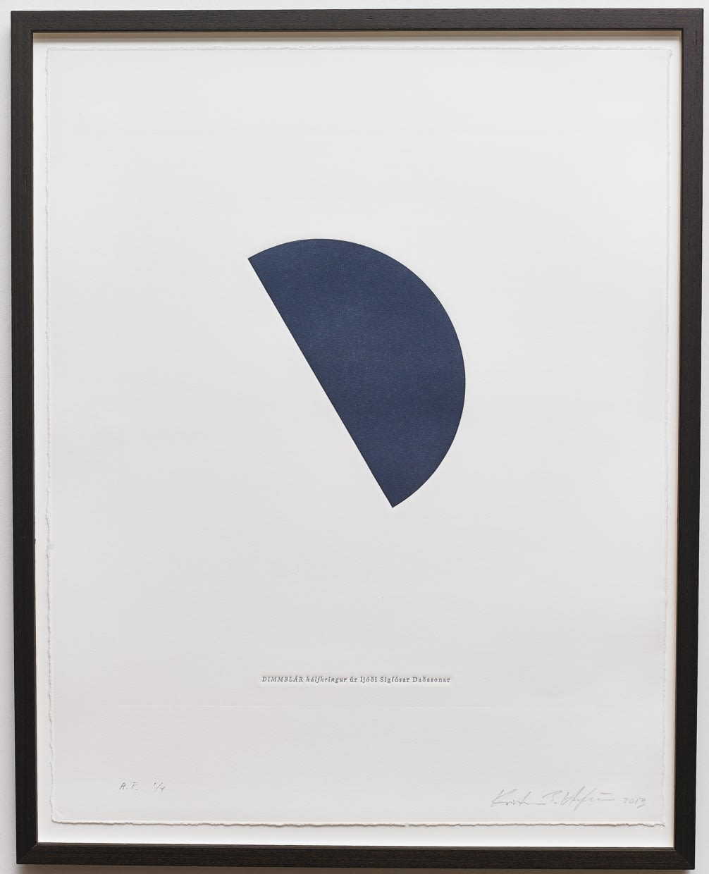 Kristinn E. Hrafnsson Dimmblár hálfhringur úr ljóði Sigfúsar Daðasonar, 2013 djúpþrykk Dimmblár hálfhringur úr ljóði Sigfúsar Daðasonar, 2013 intaglio printing 45 x 34.5 cm KEH0098