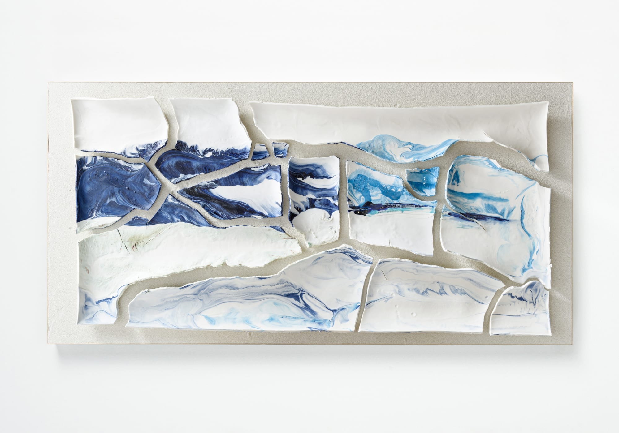 あはうみのつちときおく II / Biwa Lake' s Horizons II 2022, 信楽透土、顔料、釉薬、シャモット/ Ceramic, pigments, glaze and chamotte サイズ可変/ Dimensions variable