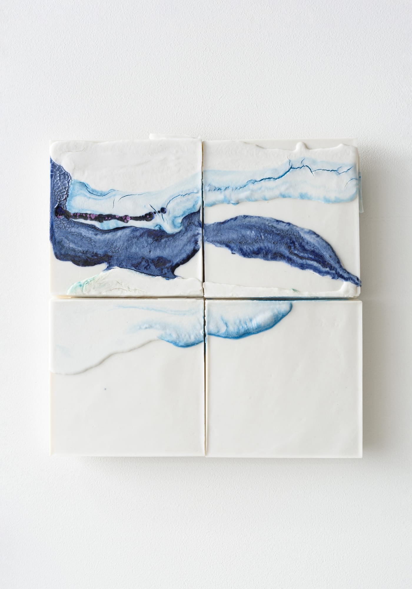 あはうみのつちときおくIII - iv/ Biwa Lake' s Horizons III - iv 2022, 信楽透土、顔料、釉薬/ Ceramic, pigments, glaze L28 x W29 x H1 cm