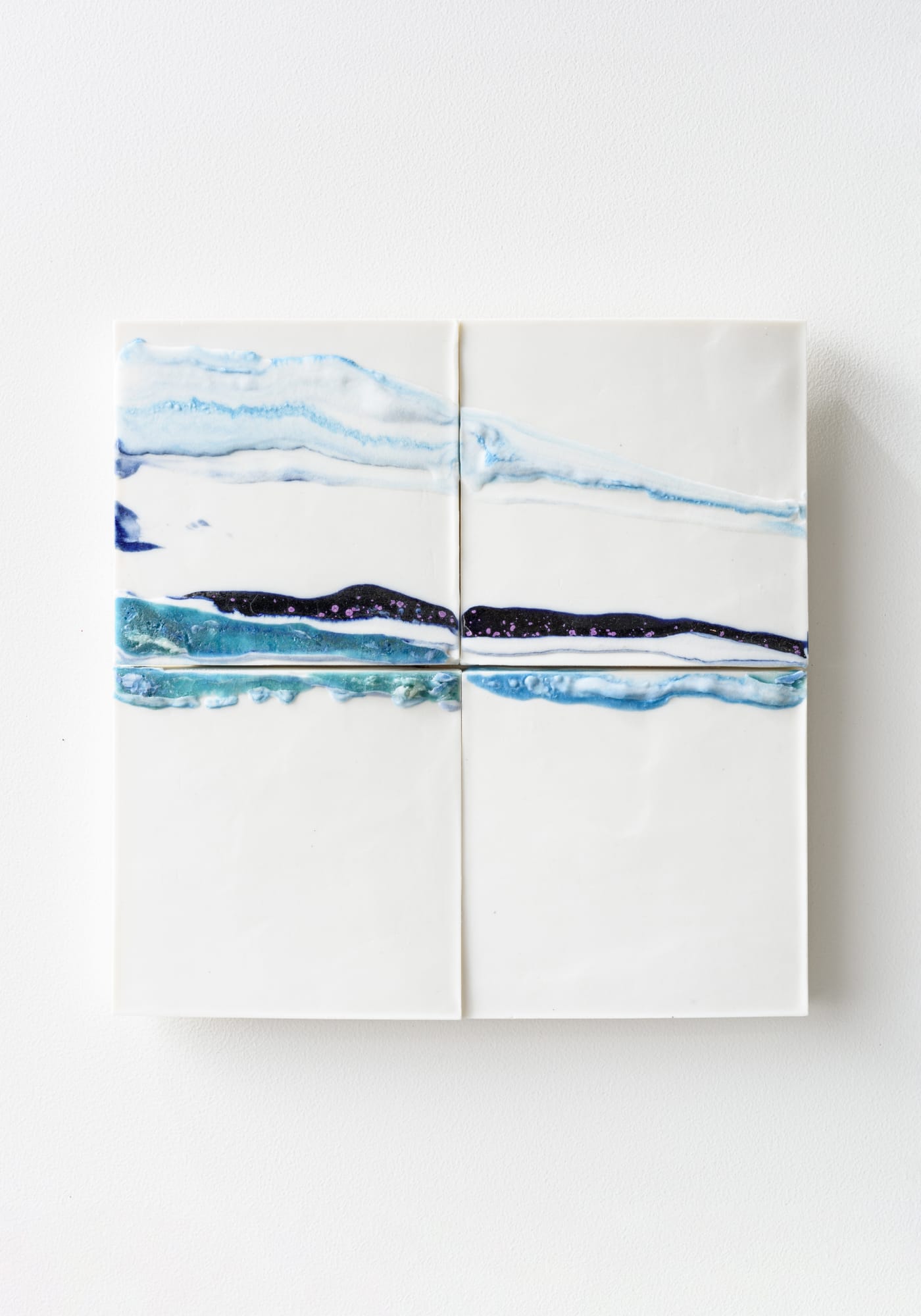 あはうみのつちときおくIII - vi/ Biwa Lake' s Horizons III - vi 2022, 信楽透土、顔料、釉薬/ Ceramic, pigments, glaze L27 x W27.5 x H1 cm