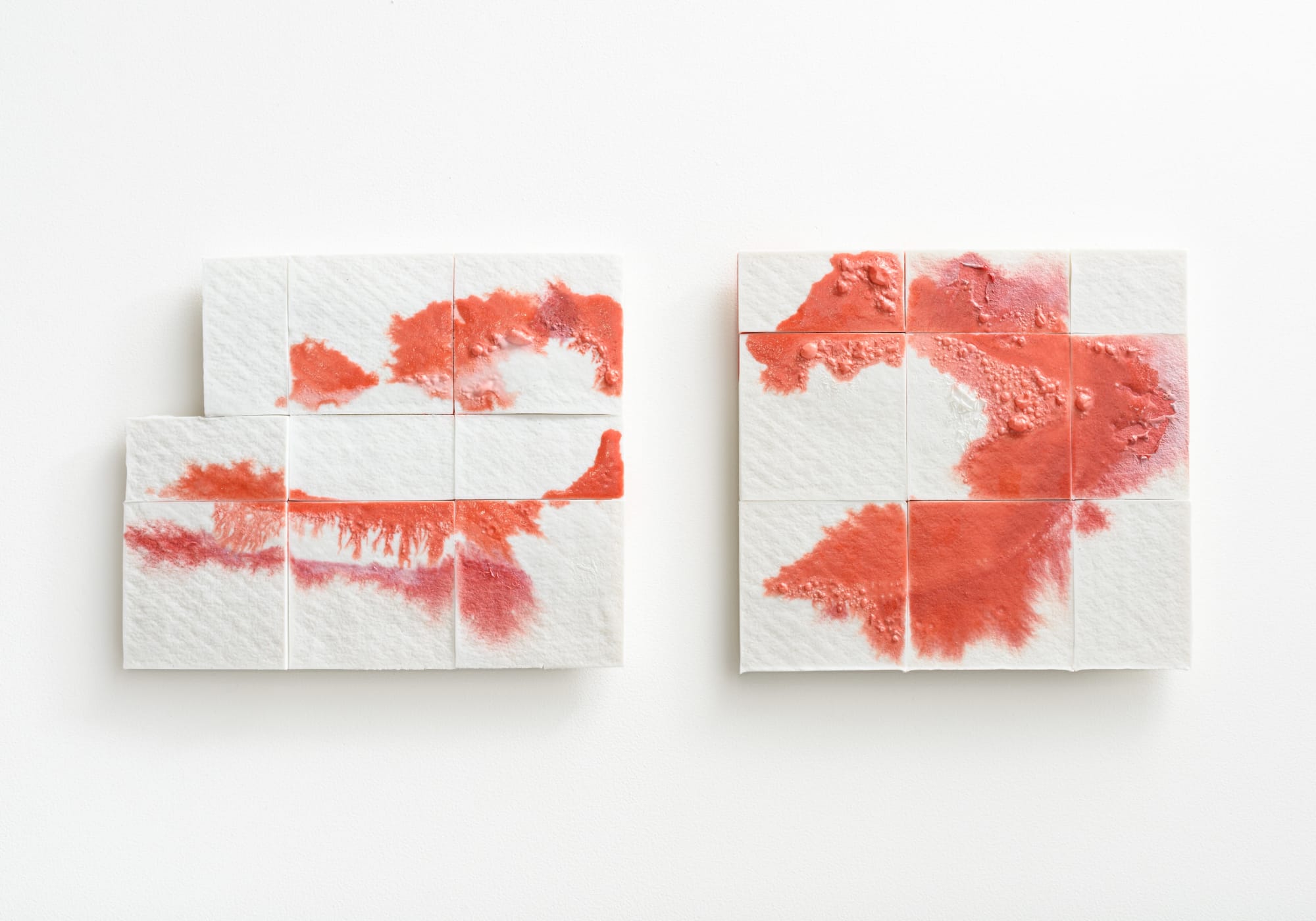 あはうみのつちときおくV-III/ Biwa Lake' s Horizons V-III 2022, 信楽透土、顔料、釉薬/ Ceramic, pigments, glaze H0.4 × W57 × D23 cm