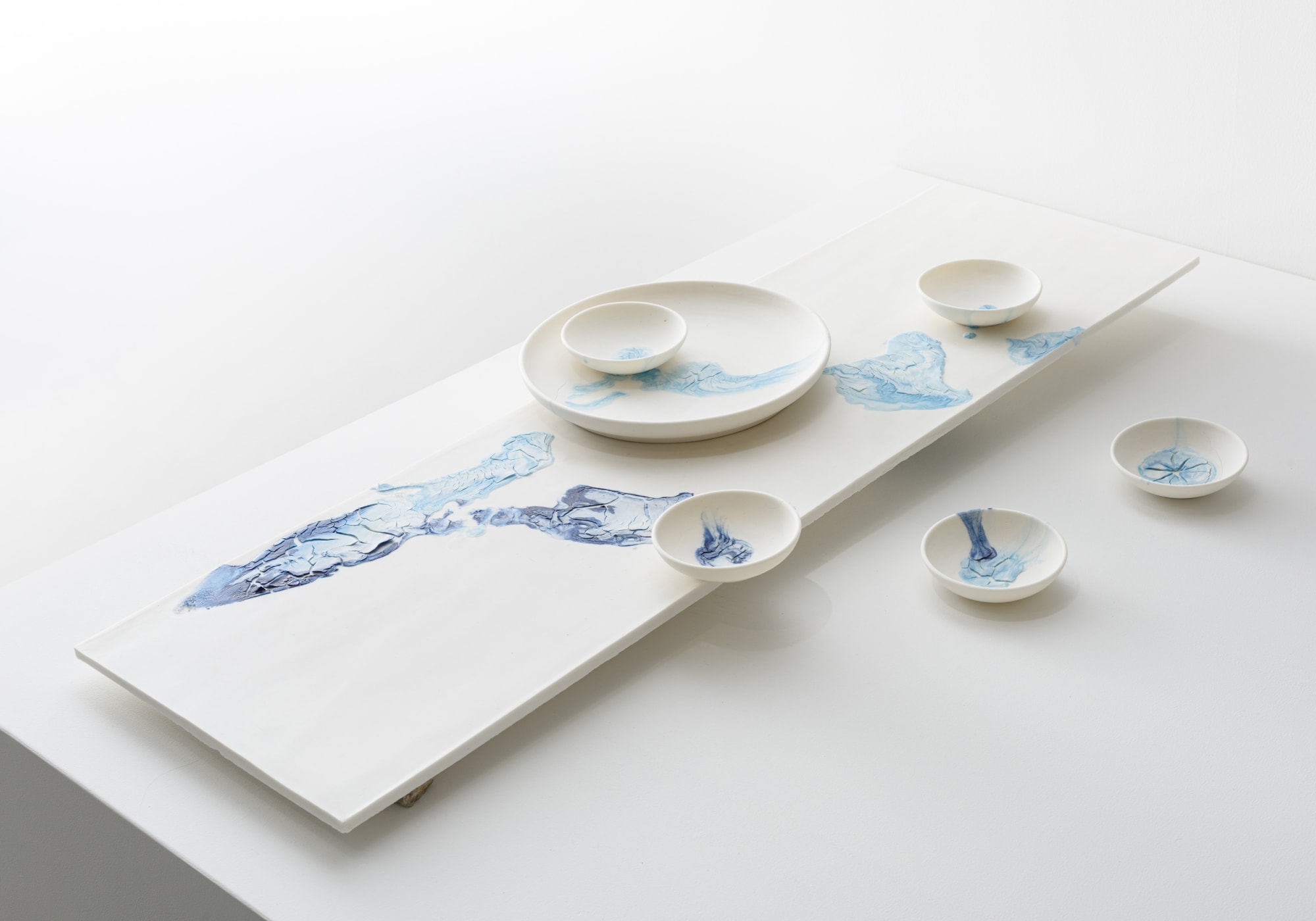 あはうみのつちときおくXI/ Biwa Lake' s Horizons XI 2022, 信楽透土、顔料、釉薬/ Ceramic, pigments, glaze H5 × W60 × D111 cm