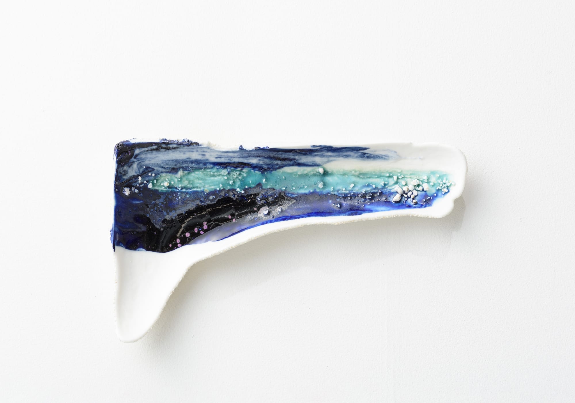 あはうみのつちときおく VIII/ Biwa Lake' s Horizons VIII 2022, 信楽透土、顔料、釉薬、シャモット/ Ceramic, pigments, glaze and chamotte H3.5 × W22.5 × D13 cm