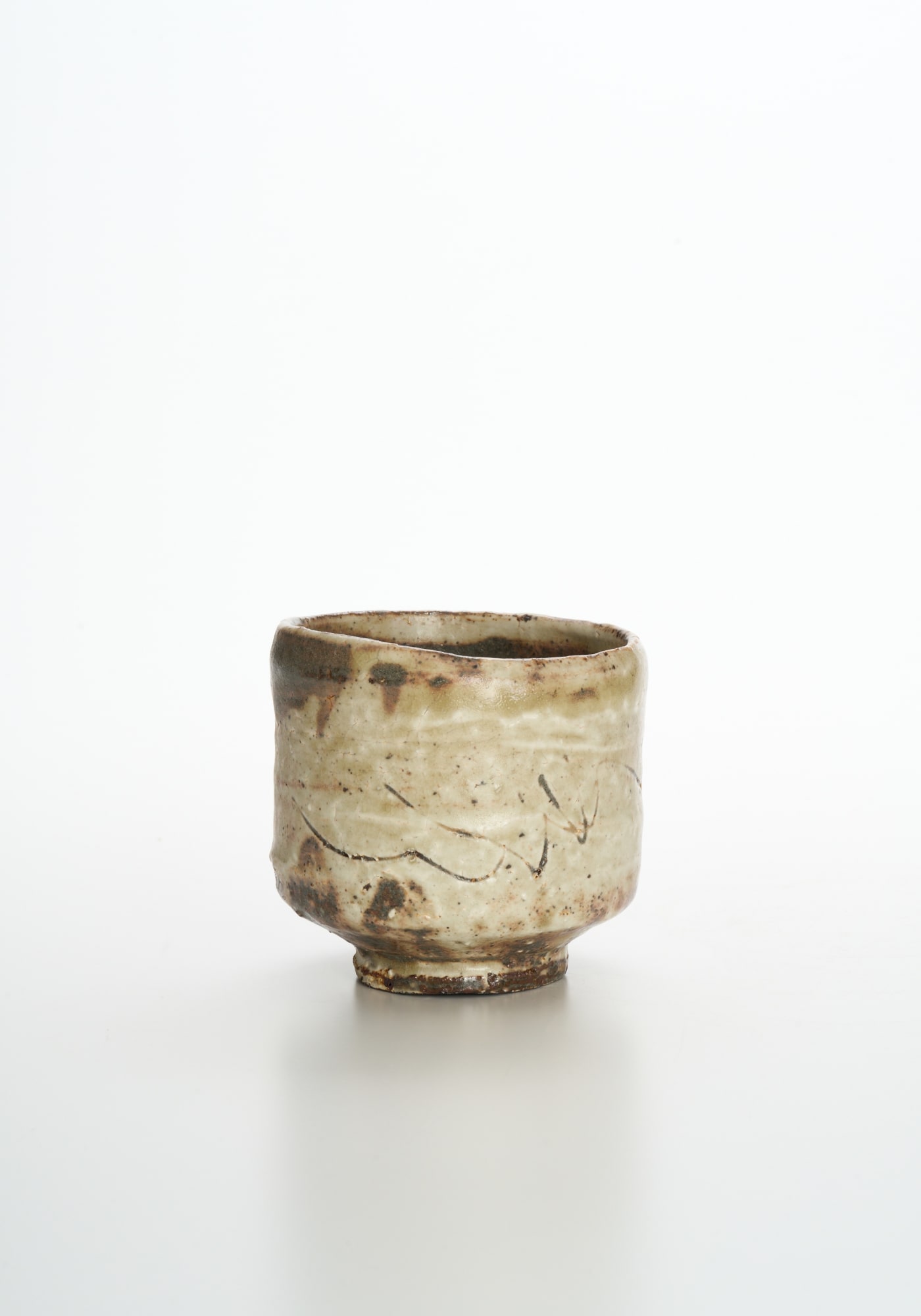 貝釉茶碗/ Tea bowl with shell glaze 1980年代, 陶/ Ceramic H9.7 × W10.5 × D10.5 cm