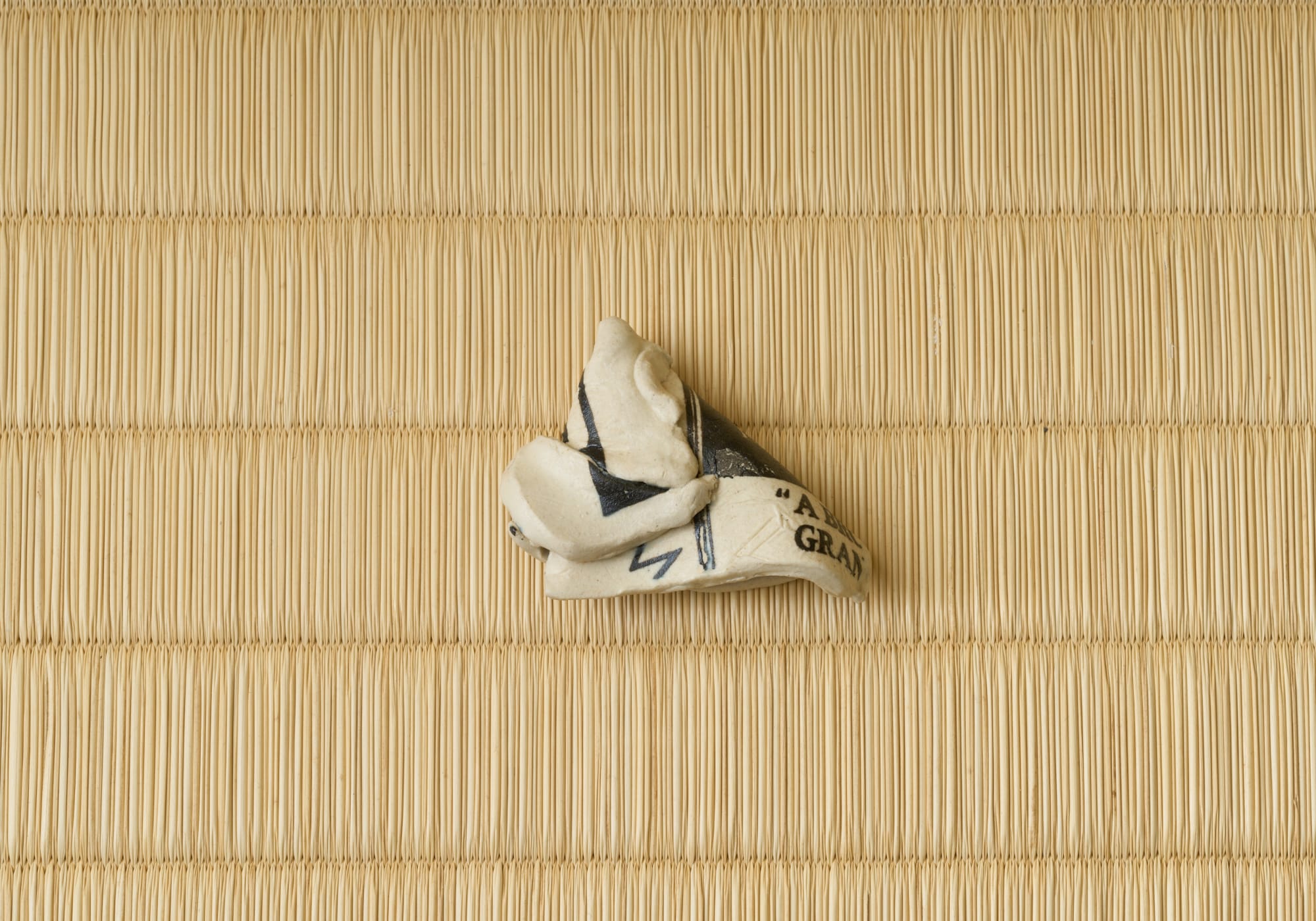 リン・ジェシー/ Jessie Lin 2024, 印刷したセラミック/ Silkscreen on Ceramic H2 × W6 × D4 cm