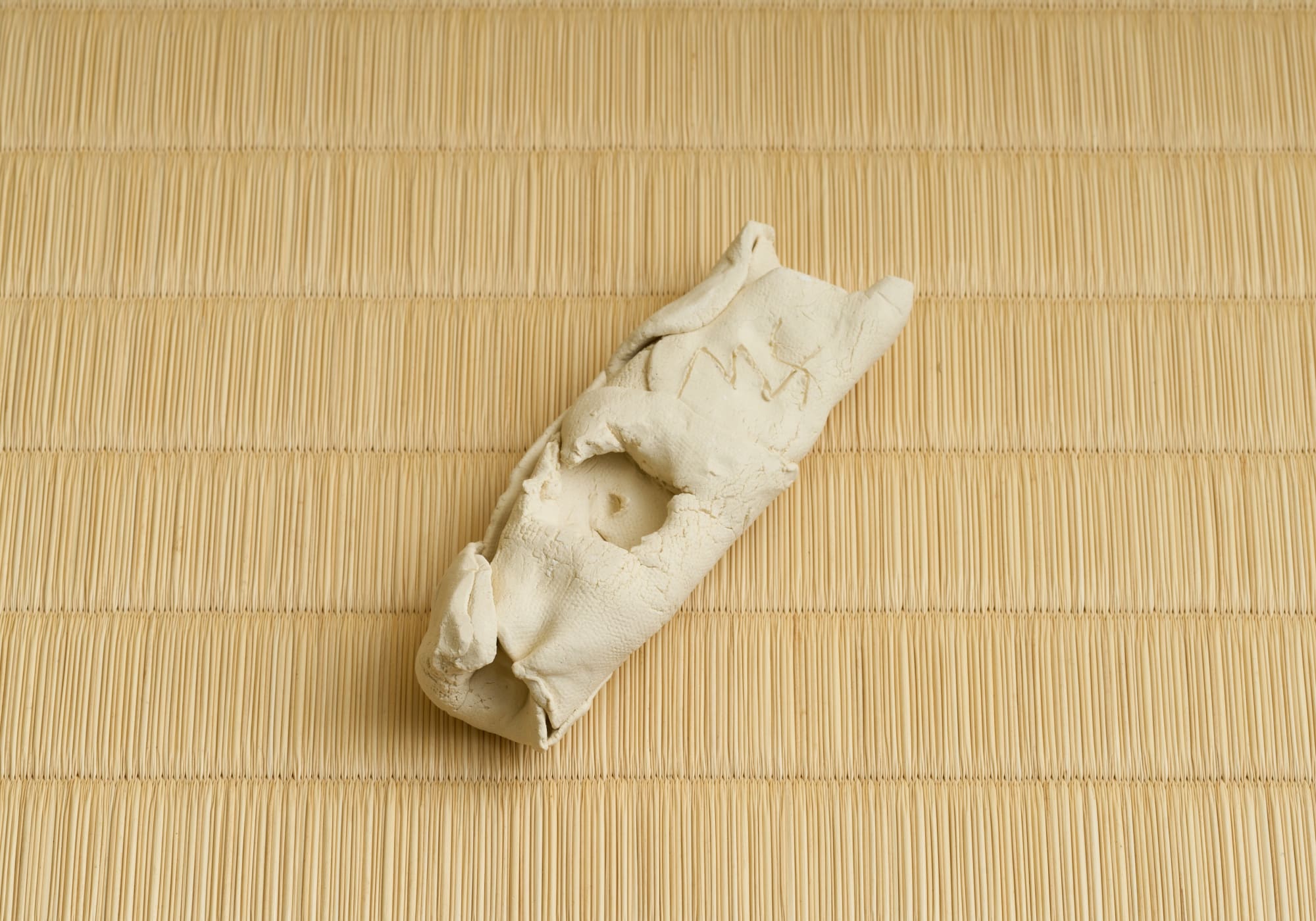 藤田マエリン裕月/ Maelyn Yzuki Fujita 2024, 印刷したセラミック/ Silkscreen on ceramic H3 × W13 × D5 cm